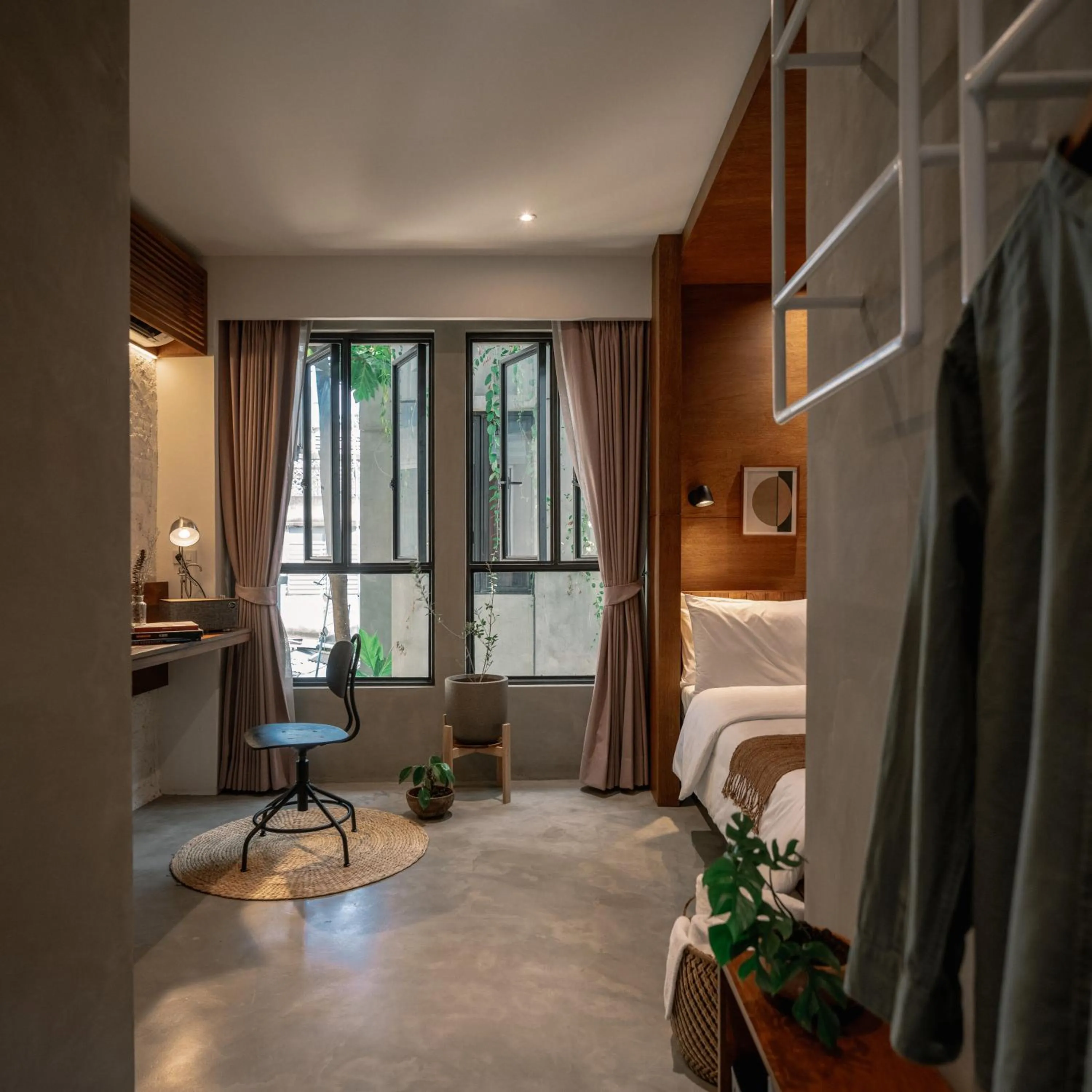 Bedroom, Bed in Tamni