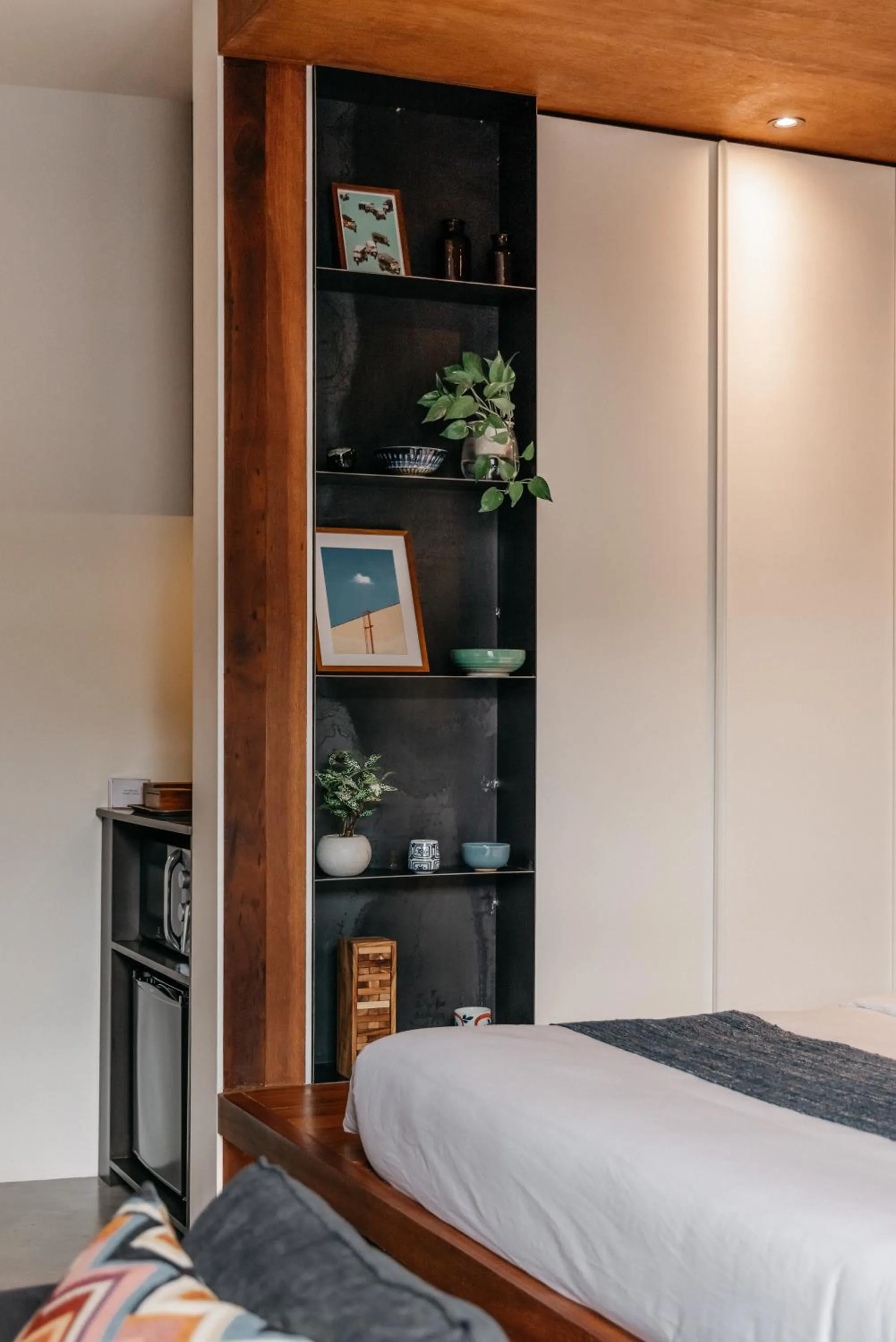 Bedroom, Bed in Tamni