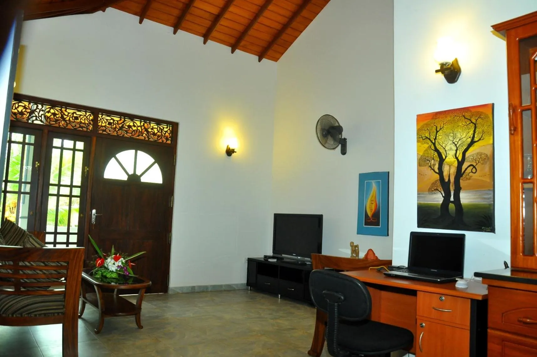 Communal lounge/ TV room, TV/Entertainment Center in Canal Villa