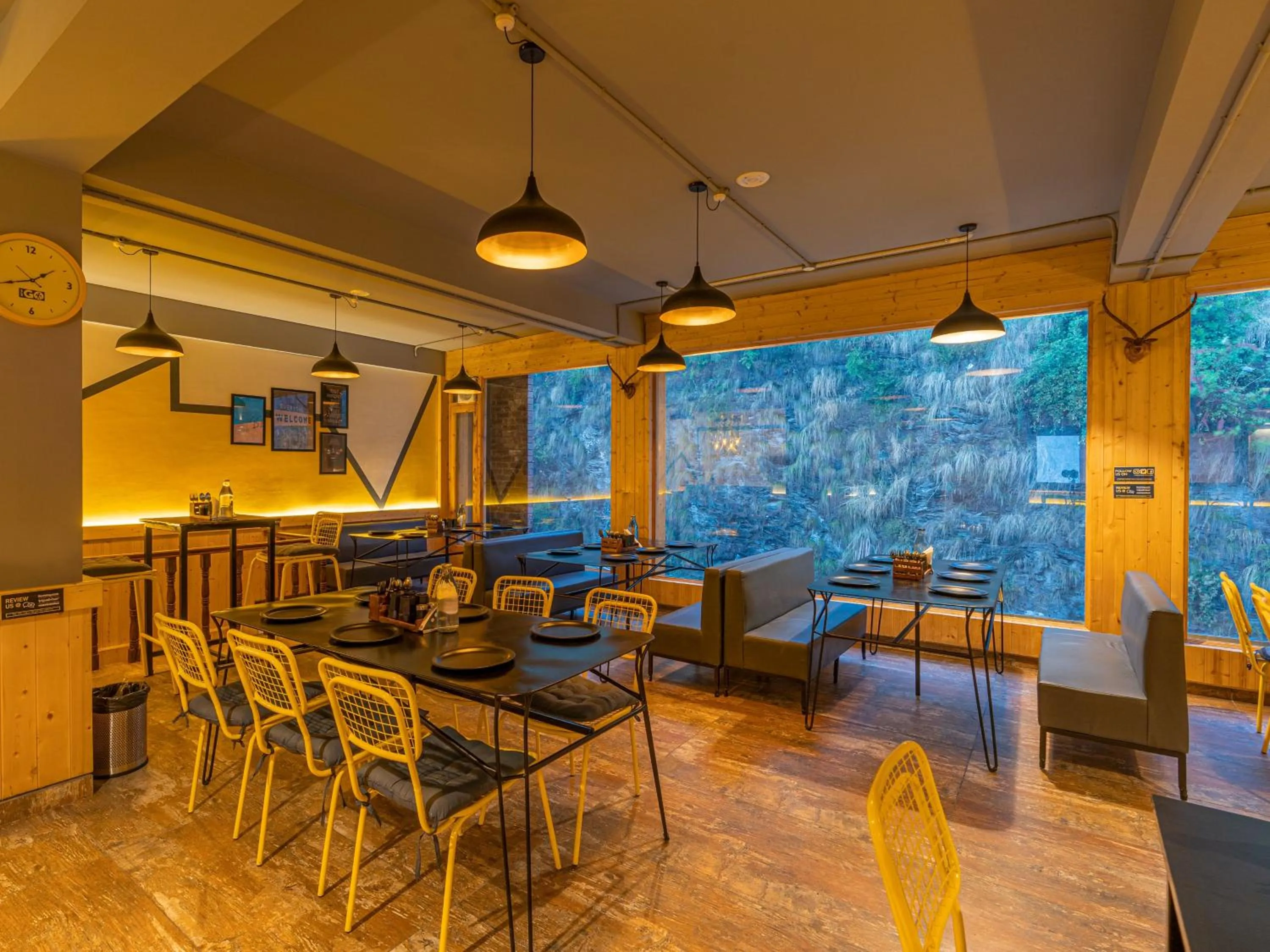 Seating area in The Hosteller Kufri, Shimla