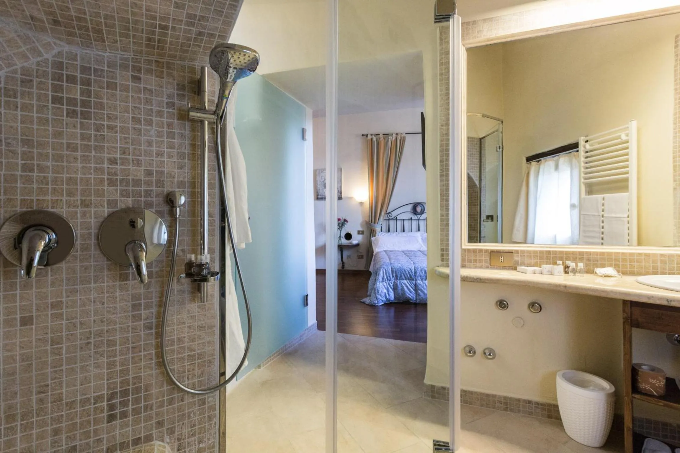 Bathroom, Bed in Abbazia Collemedio Resort & Spa