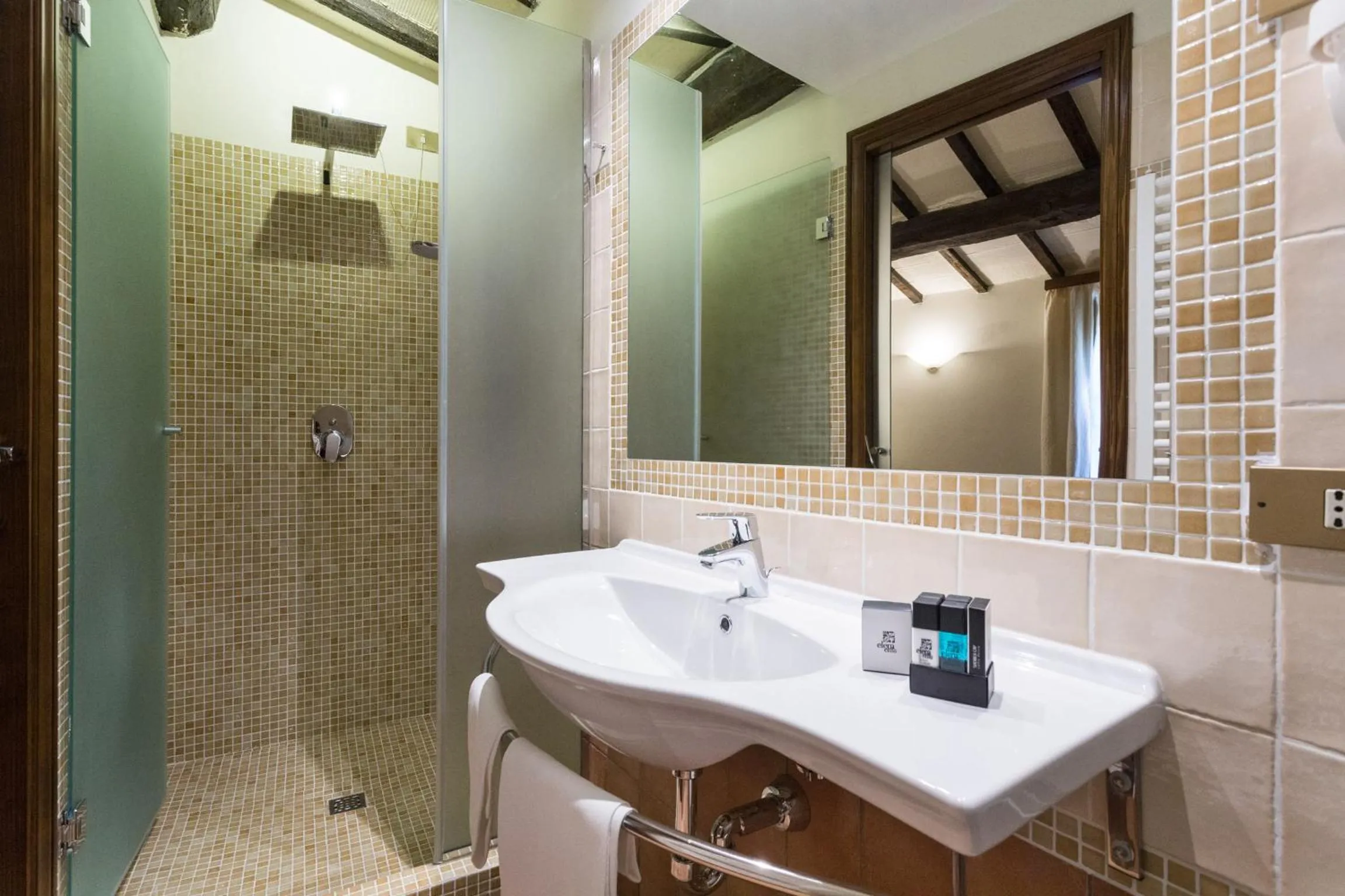 Shower in Abbazia Collemedio Resort & Spa