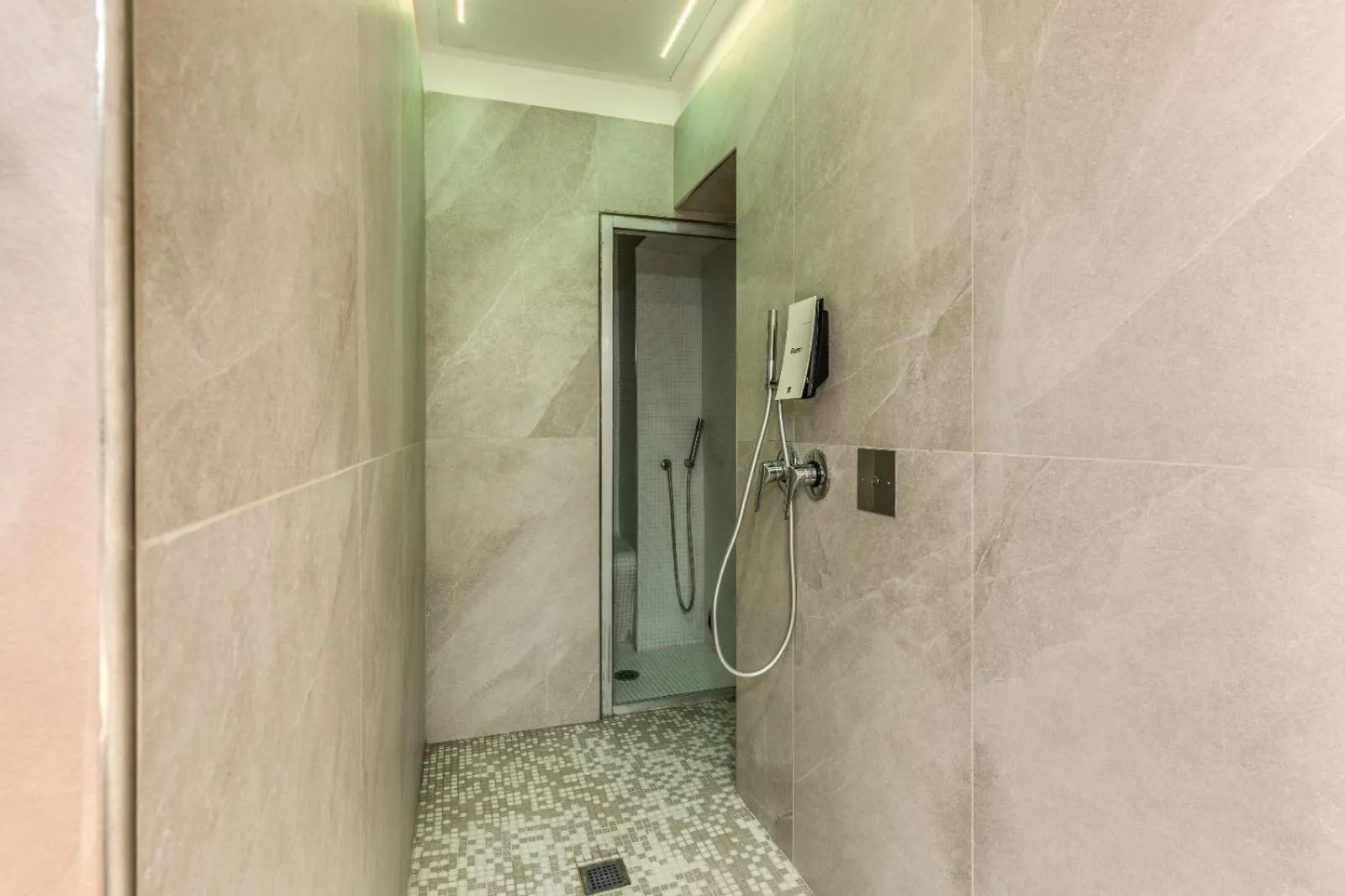 Shower in iRooms Pantheon