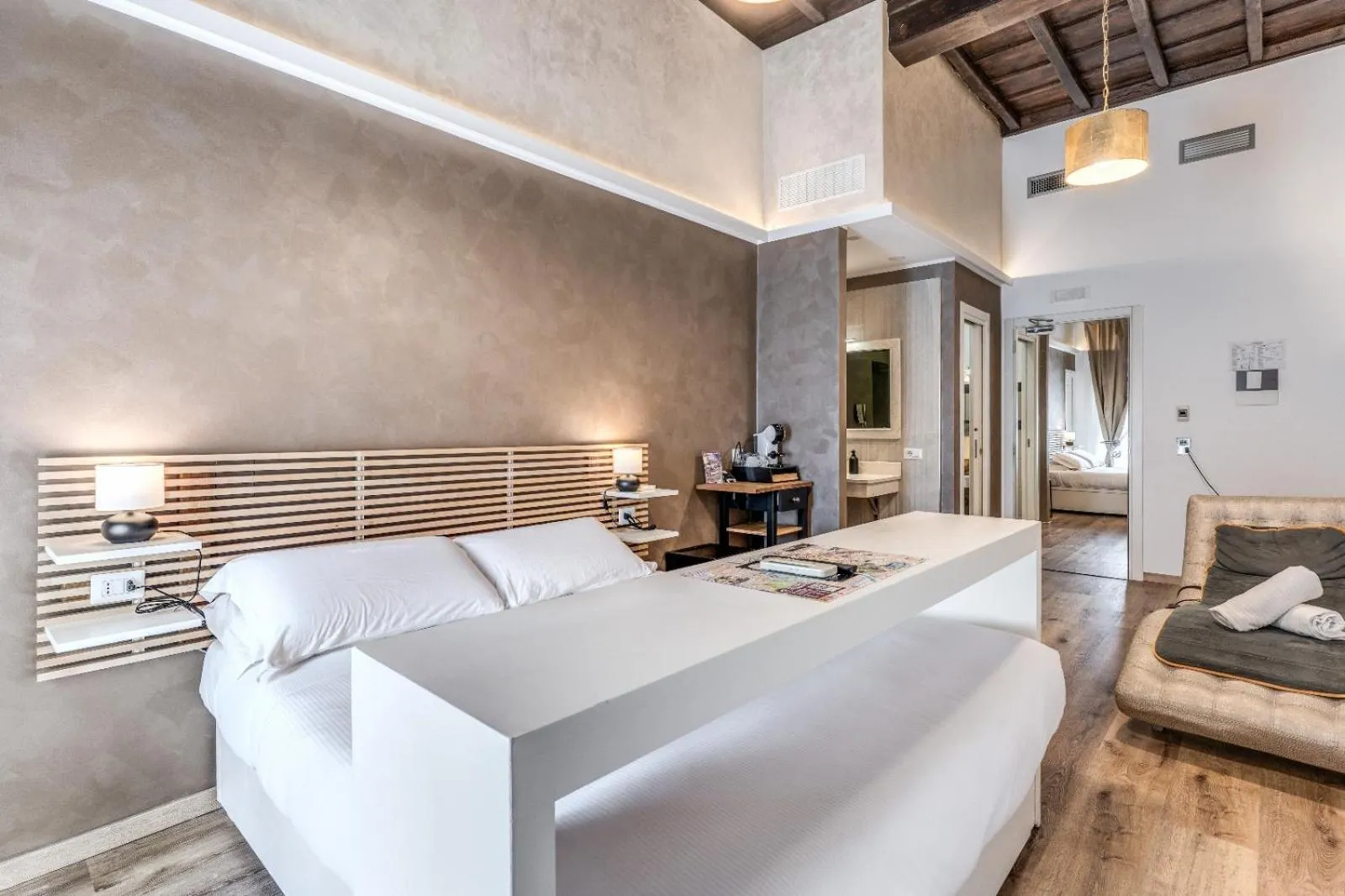 Photo of the whole room, Bed in iRooms Pantheon