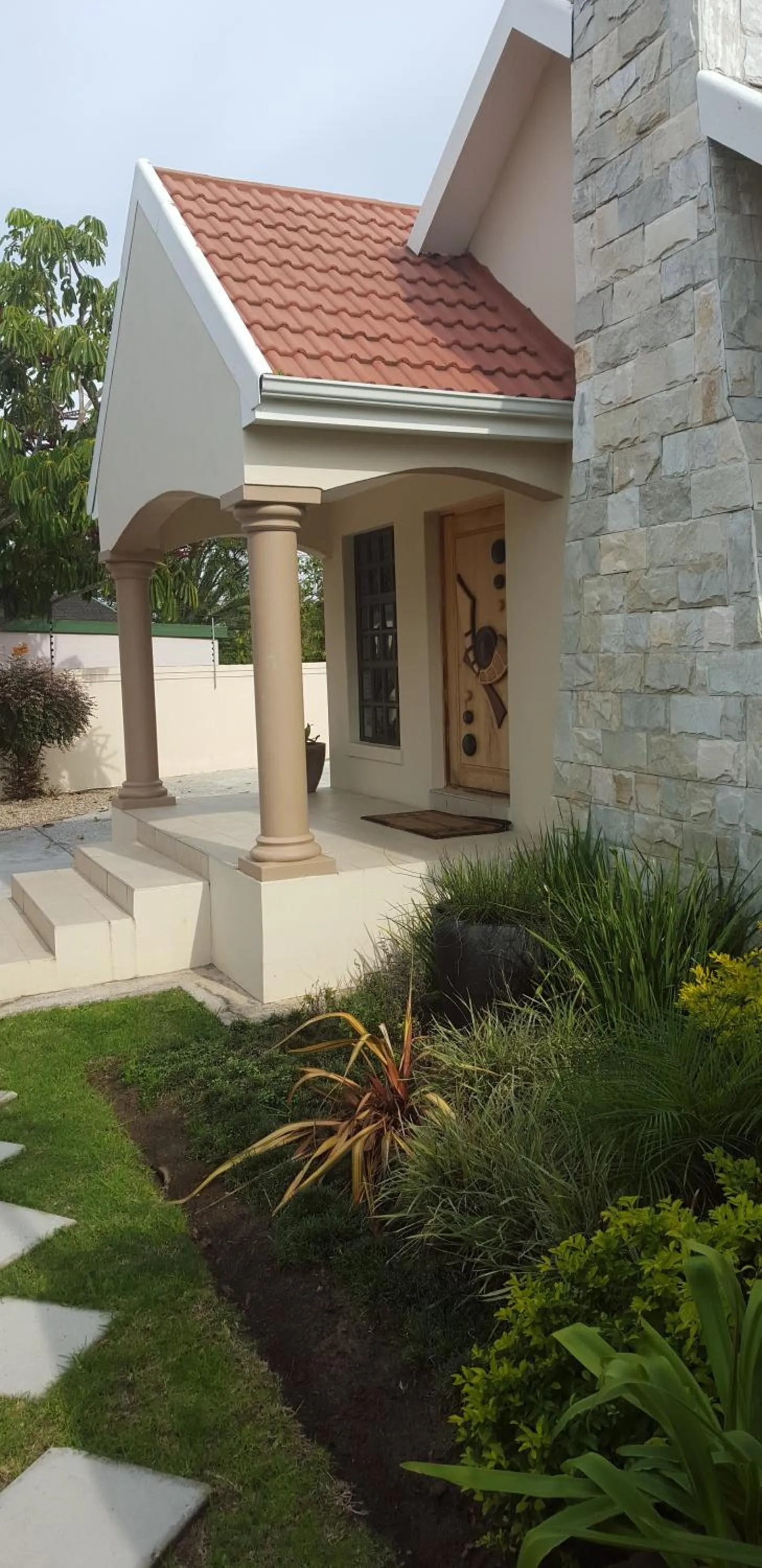 Facade/entrance in Bhotani-on-Bax