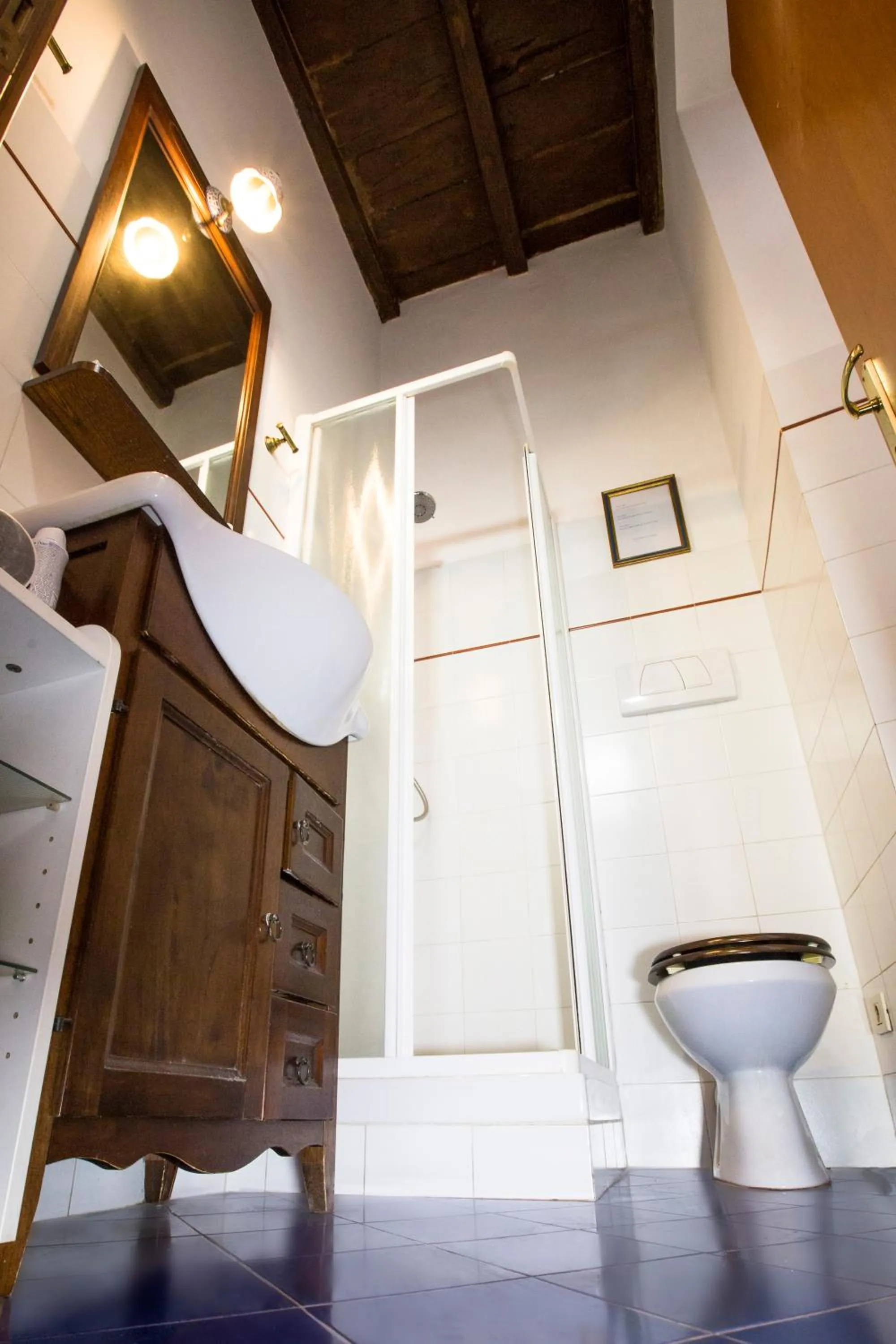 Bathroom in Pettinary Village B&B