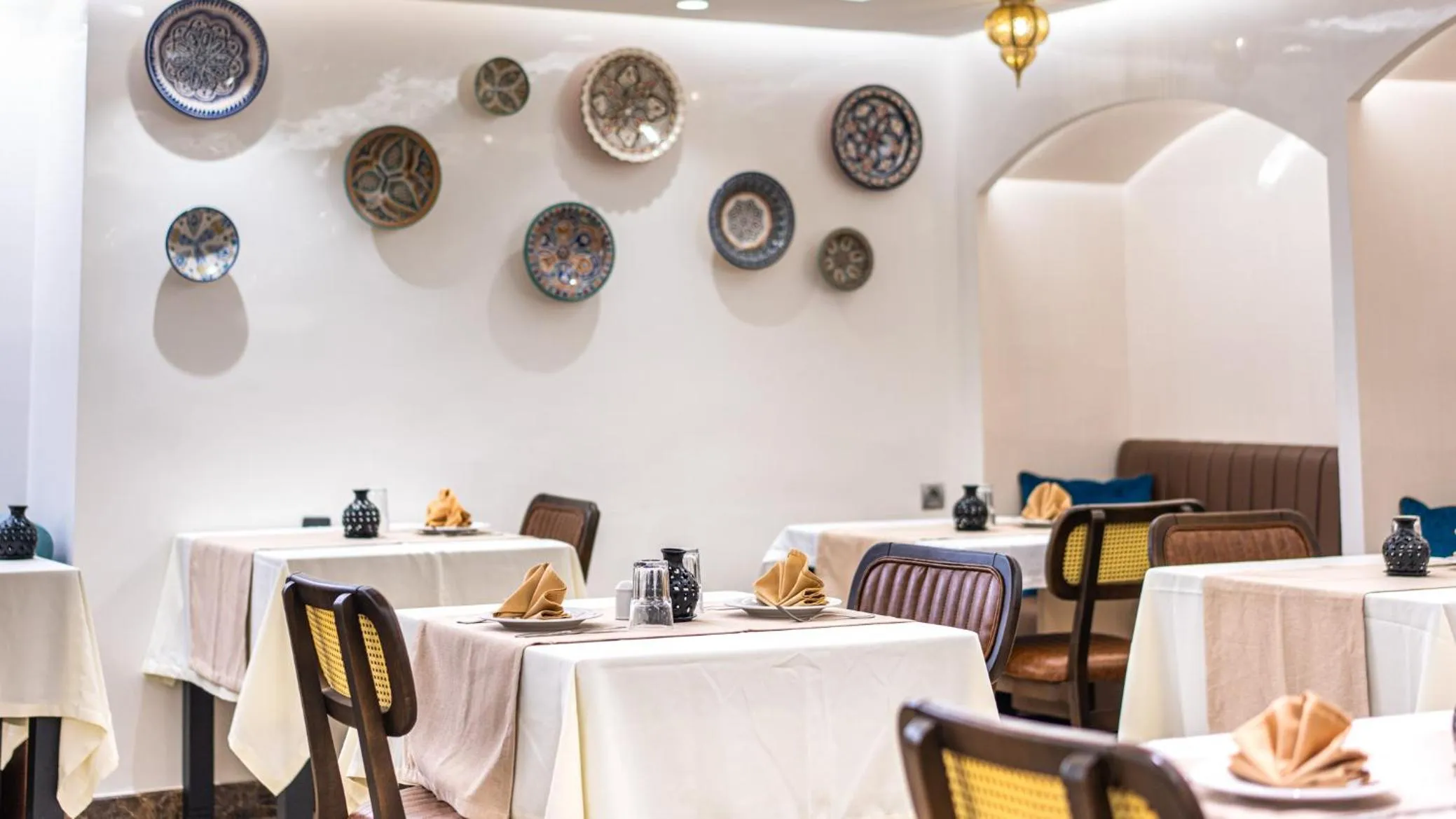 Restaurant/places to eat in Hotel Al Walid