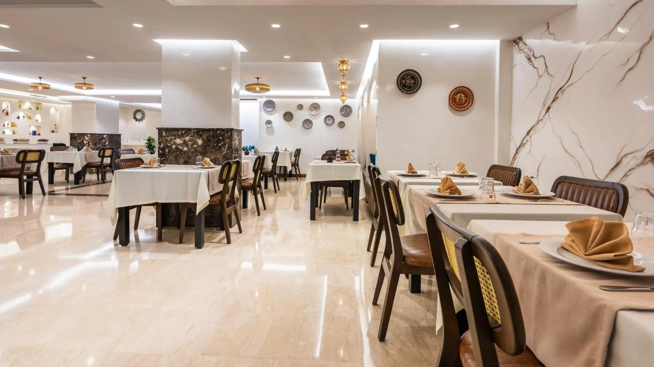 Restaurant/places to eat in Hotel Al Walid