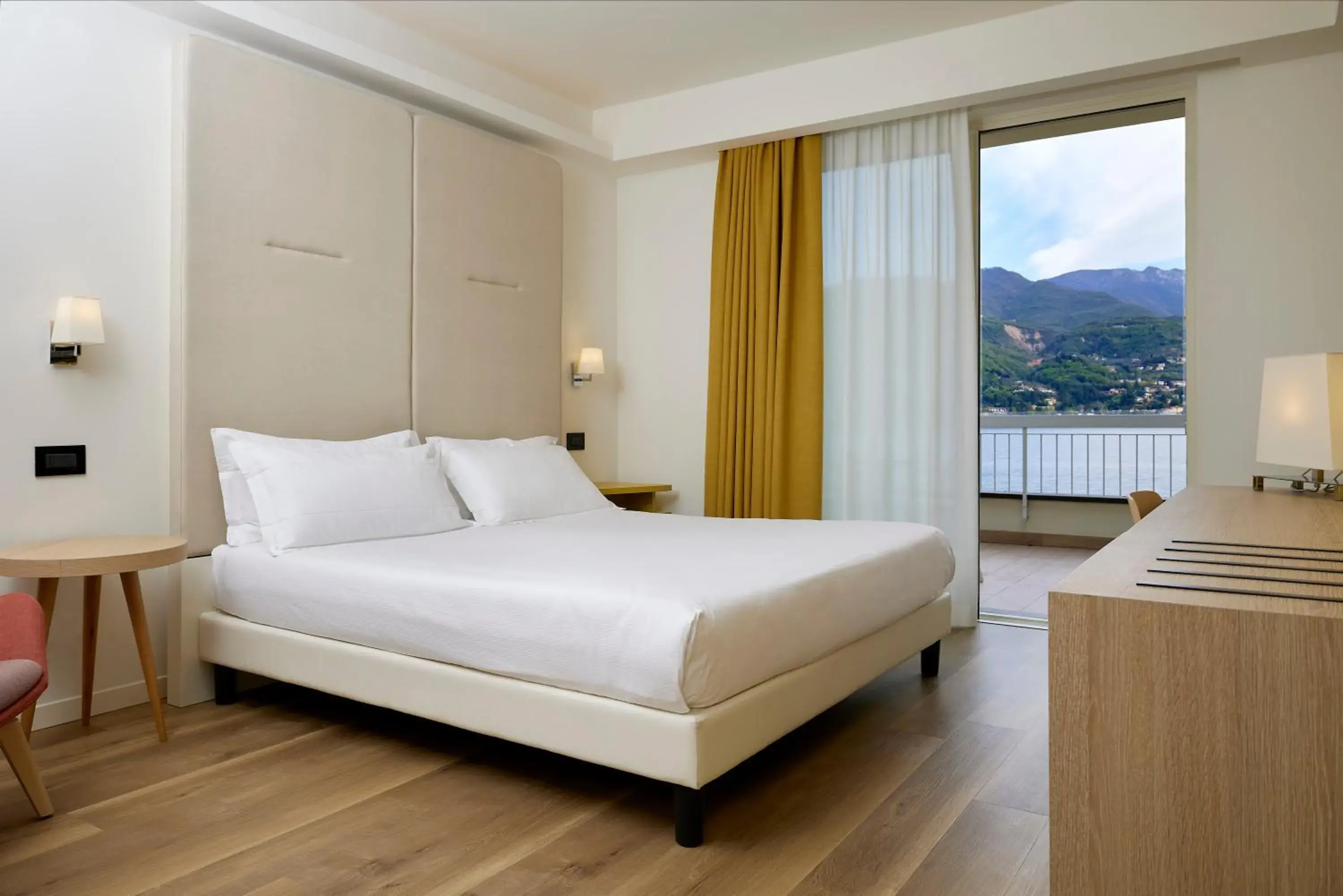 Deluxe Double or Twin Room with Lake View in Park Hotel Casimiro Deluxe Double or Twin Room with Lake View in Park Hotel Casimiro