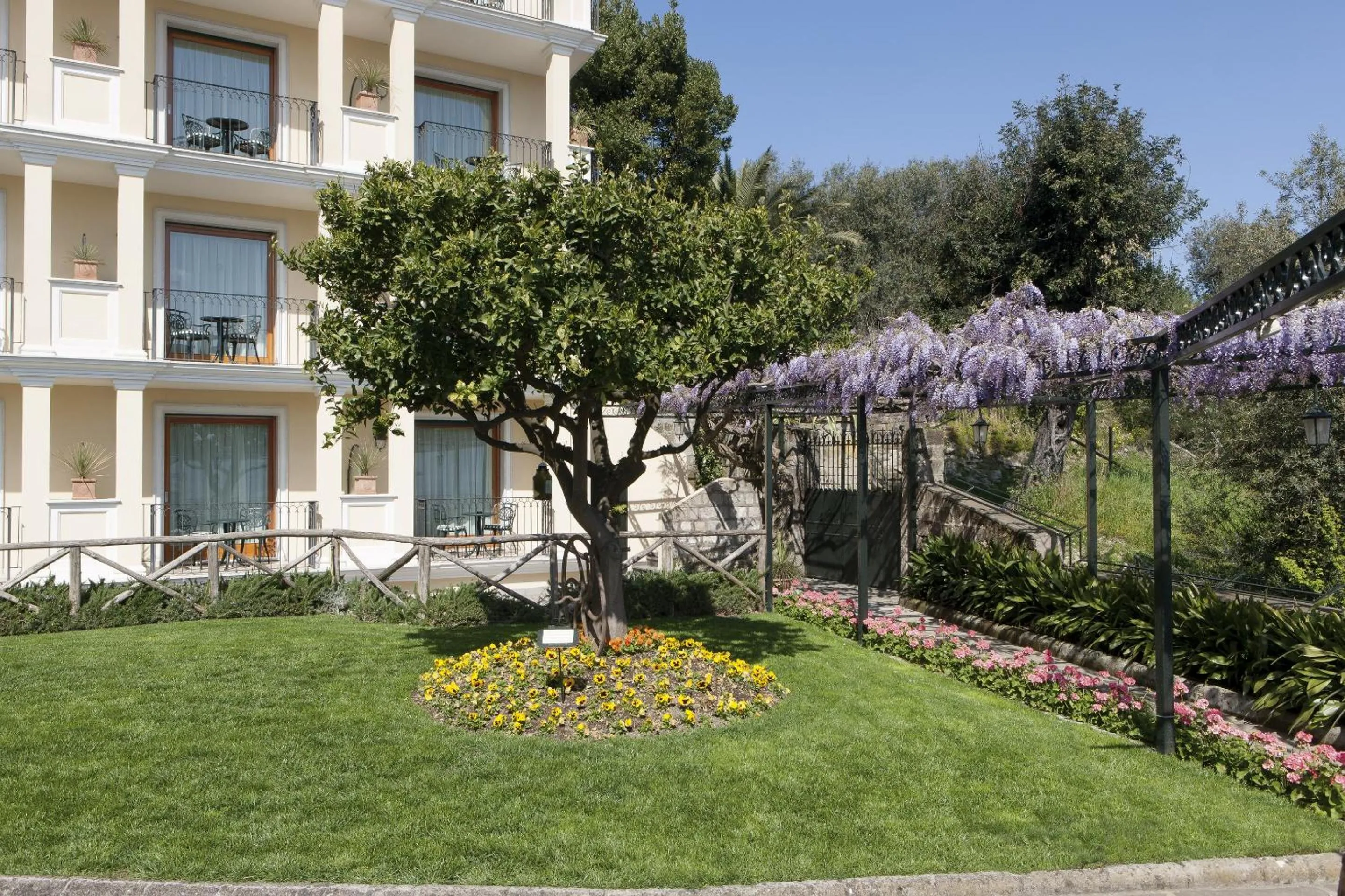 Garden in Grand Hotel Capodimonte