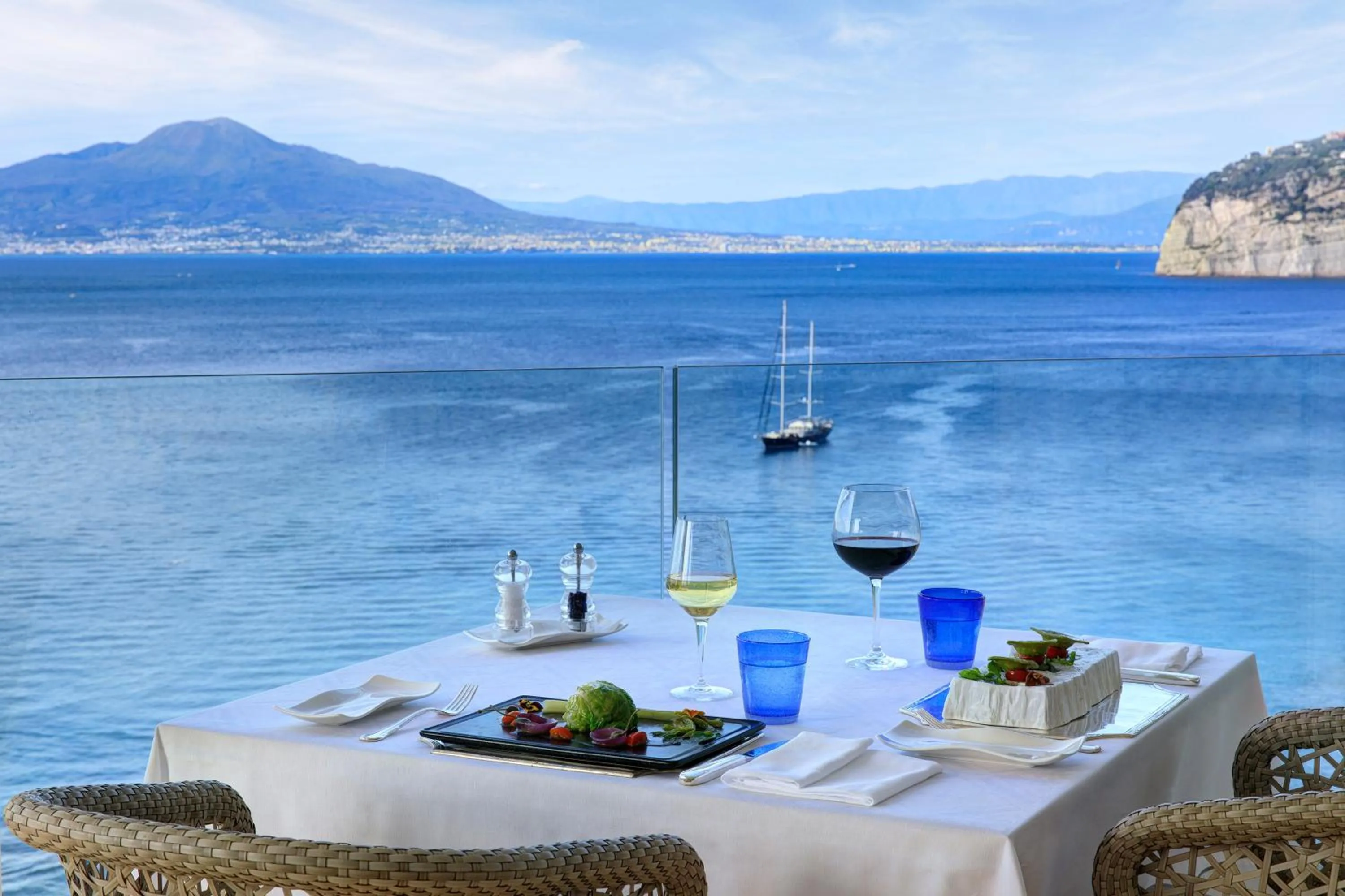 Restaurant/places to eat in Grand Hotel Royal