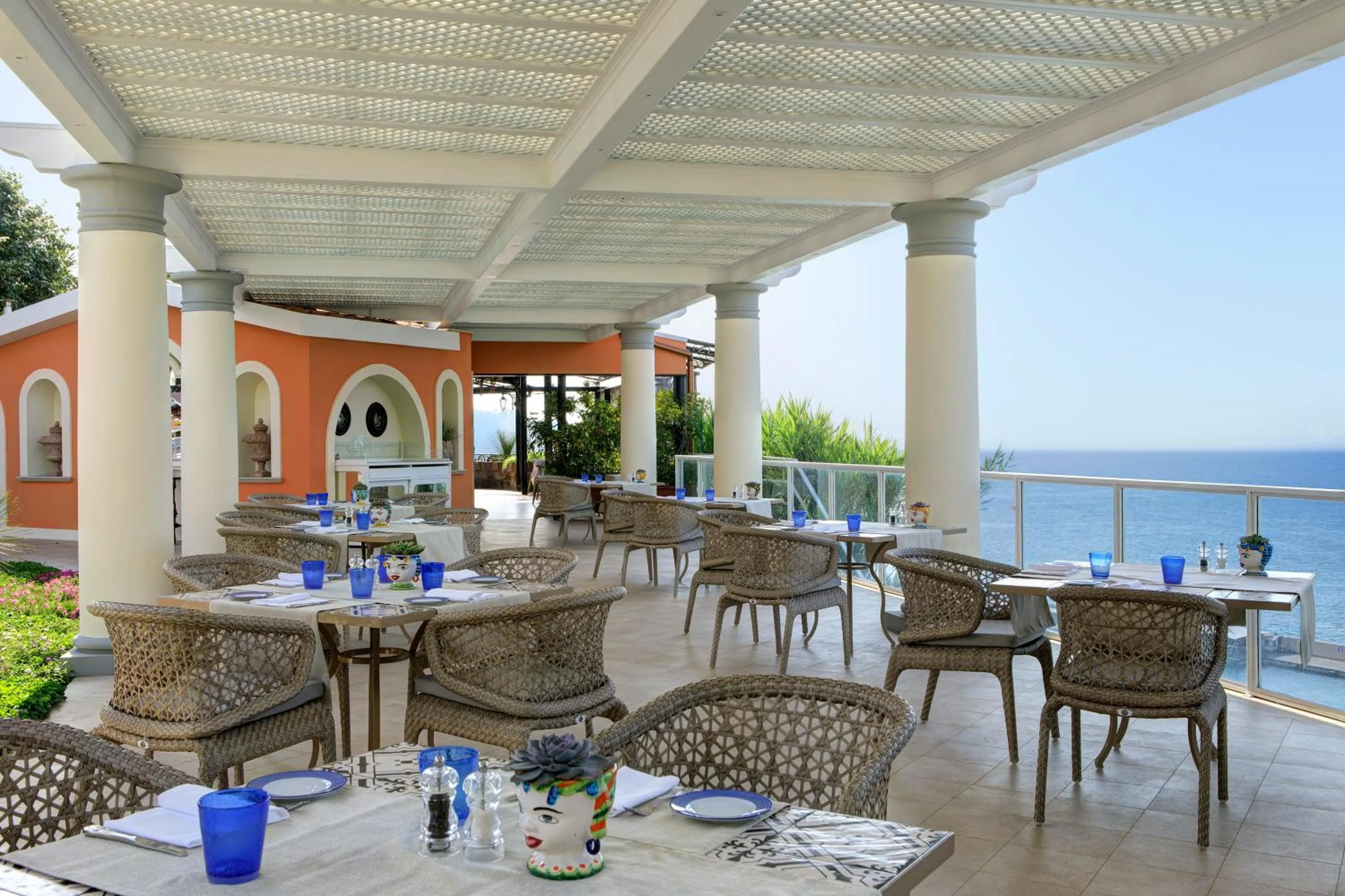 Restaurant/places to eat in Grand Hotel Royal