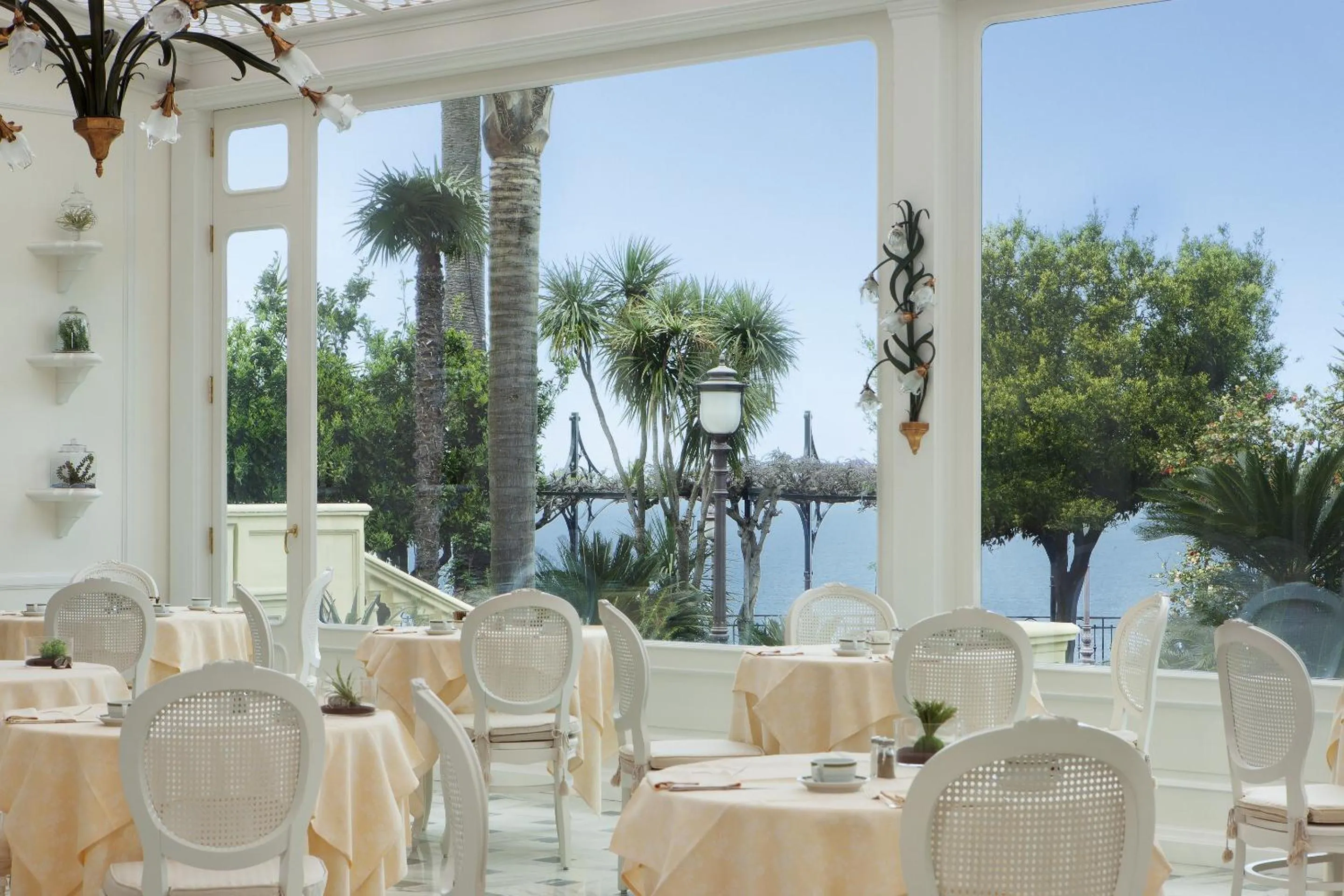 Restaurant/places to eat in Grand Hotel Royal