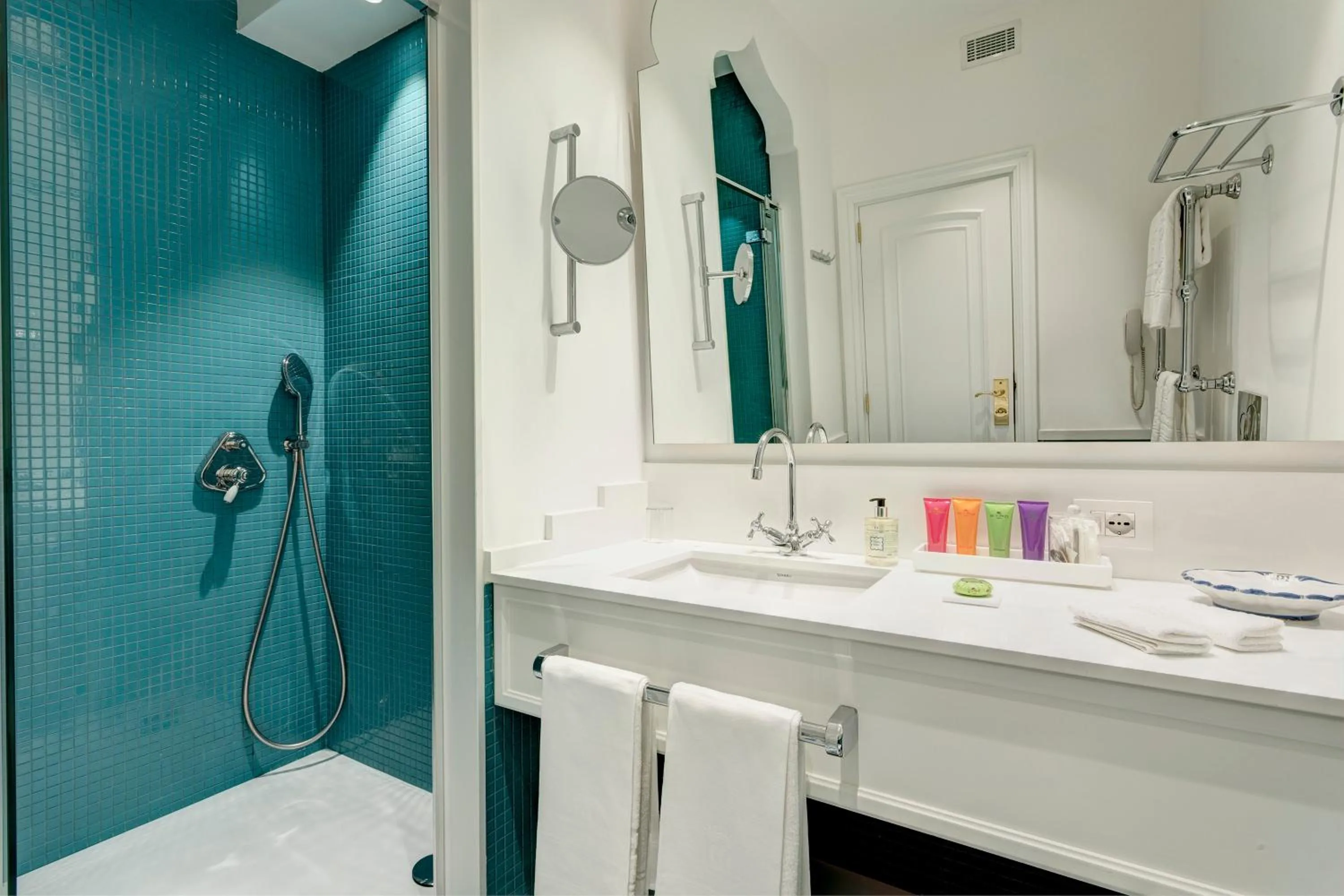 Shower in Grand Hotel Ambasciatori