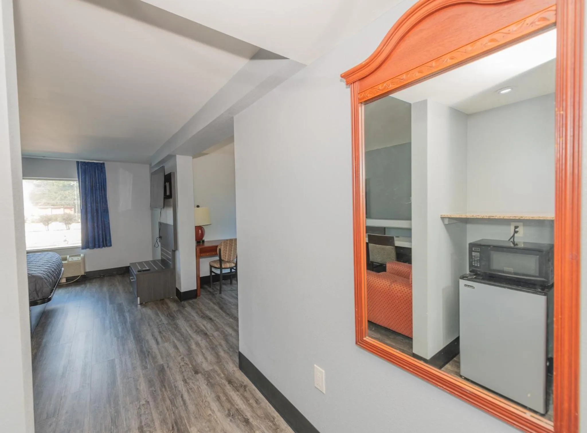 Bed in Jamestown inn & Suites