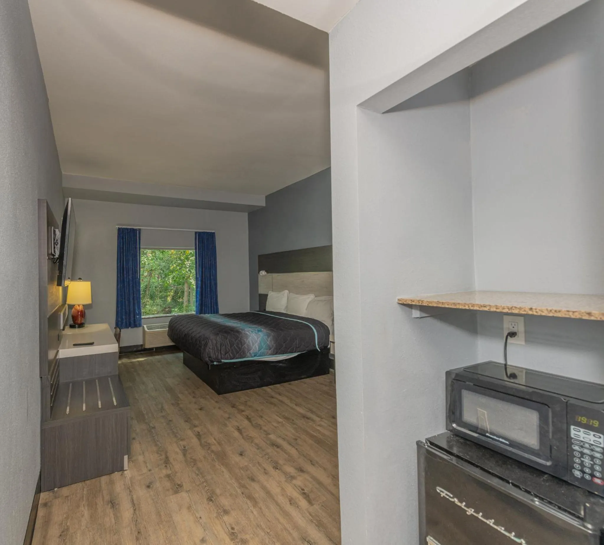 Bed in Jamestown inn & Suites