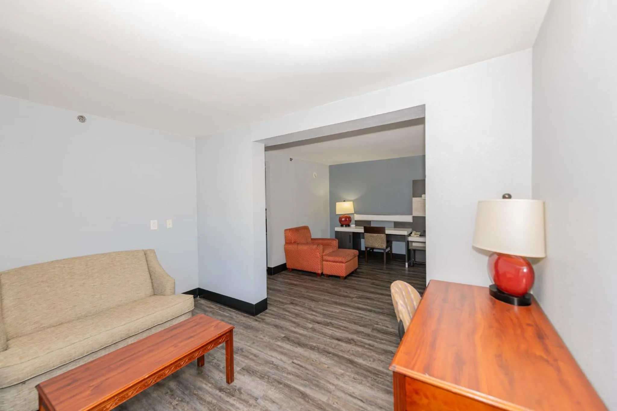 Jamestown inn & Suites