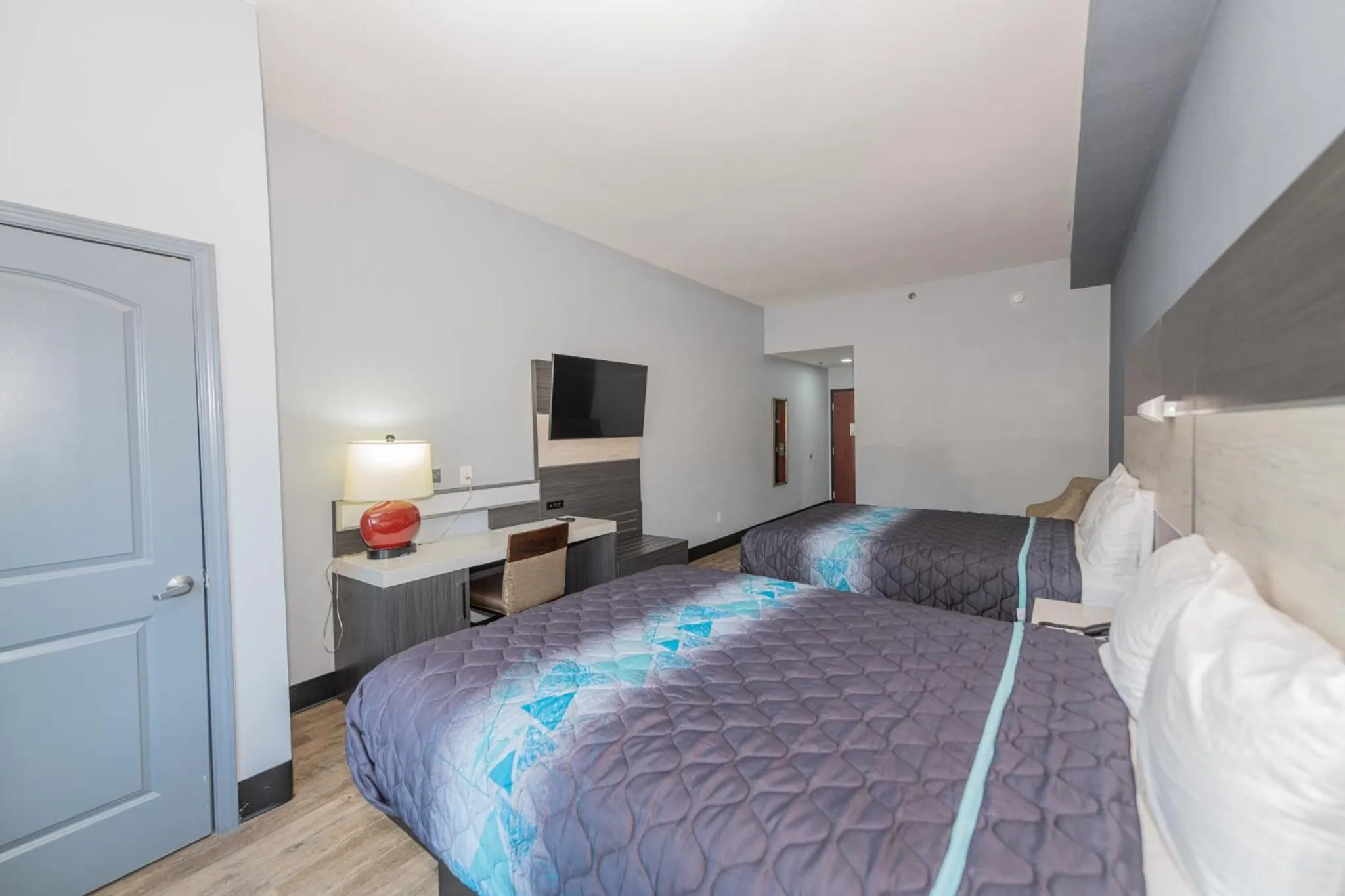 Bed in Jamestown inn & Suites