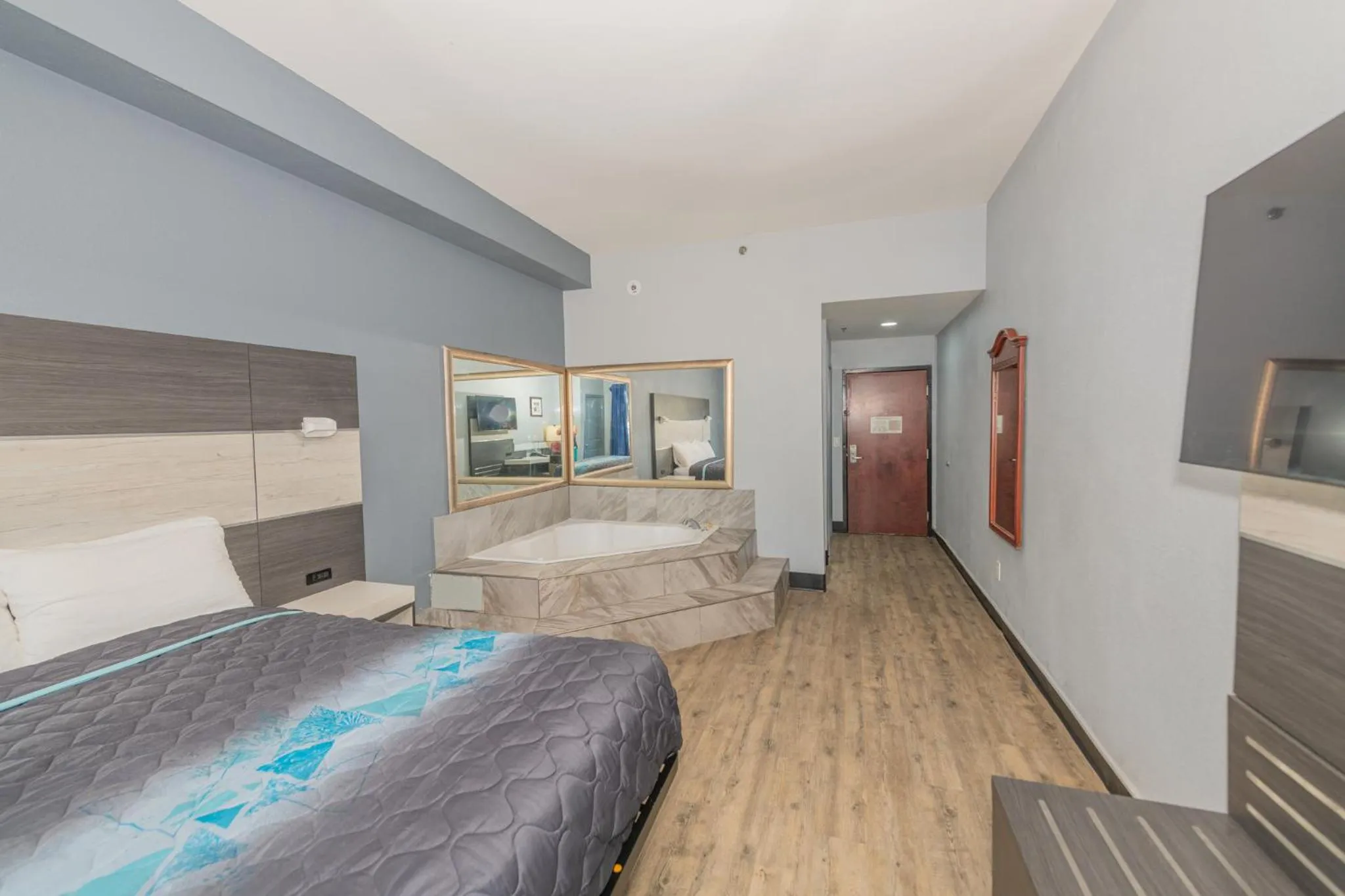 Bed in Jamestown inn & Suites