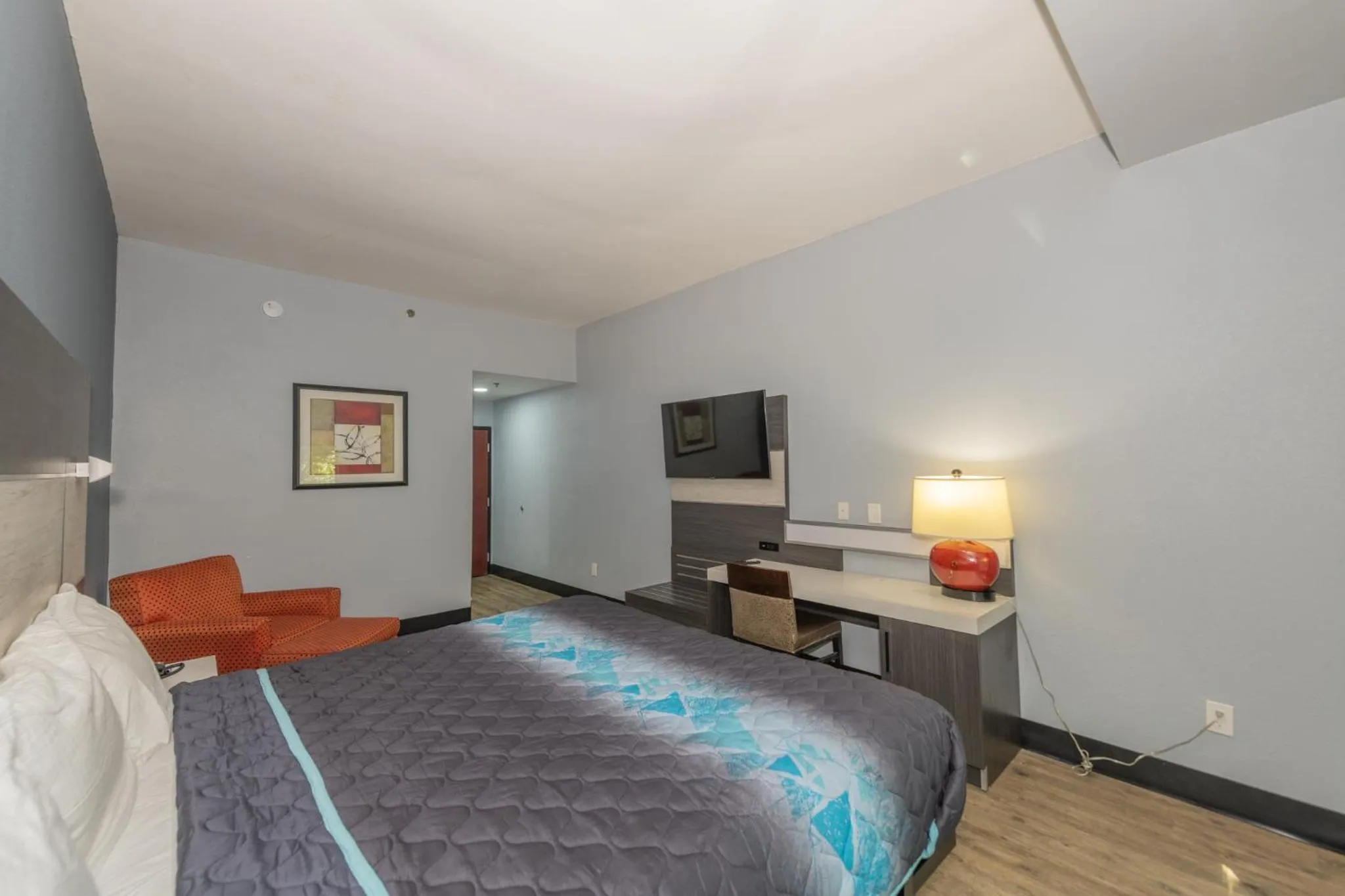 Bed in Jamestown inn & Suites