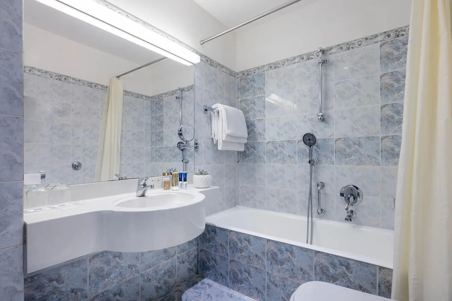 Bathroom in iH Hotels Milano Ambasciatori