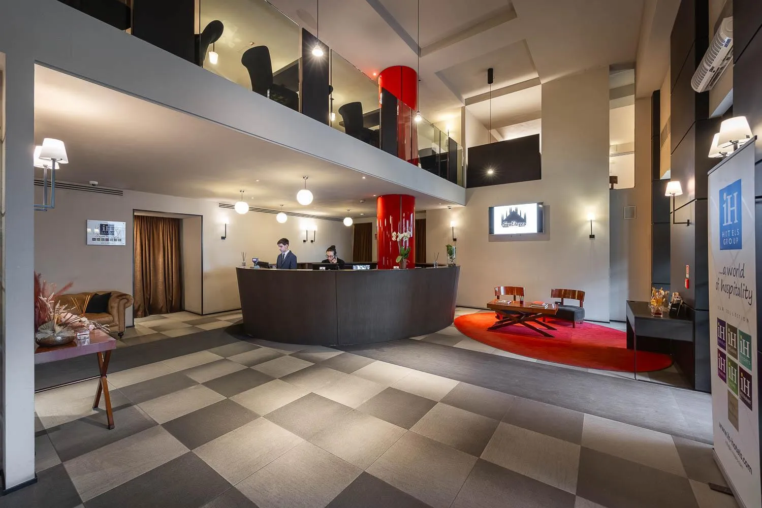 Lobby or reception in iH Hotels Milano Ambasciatori