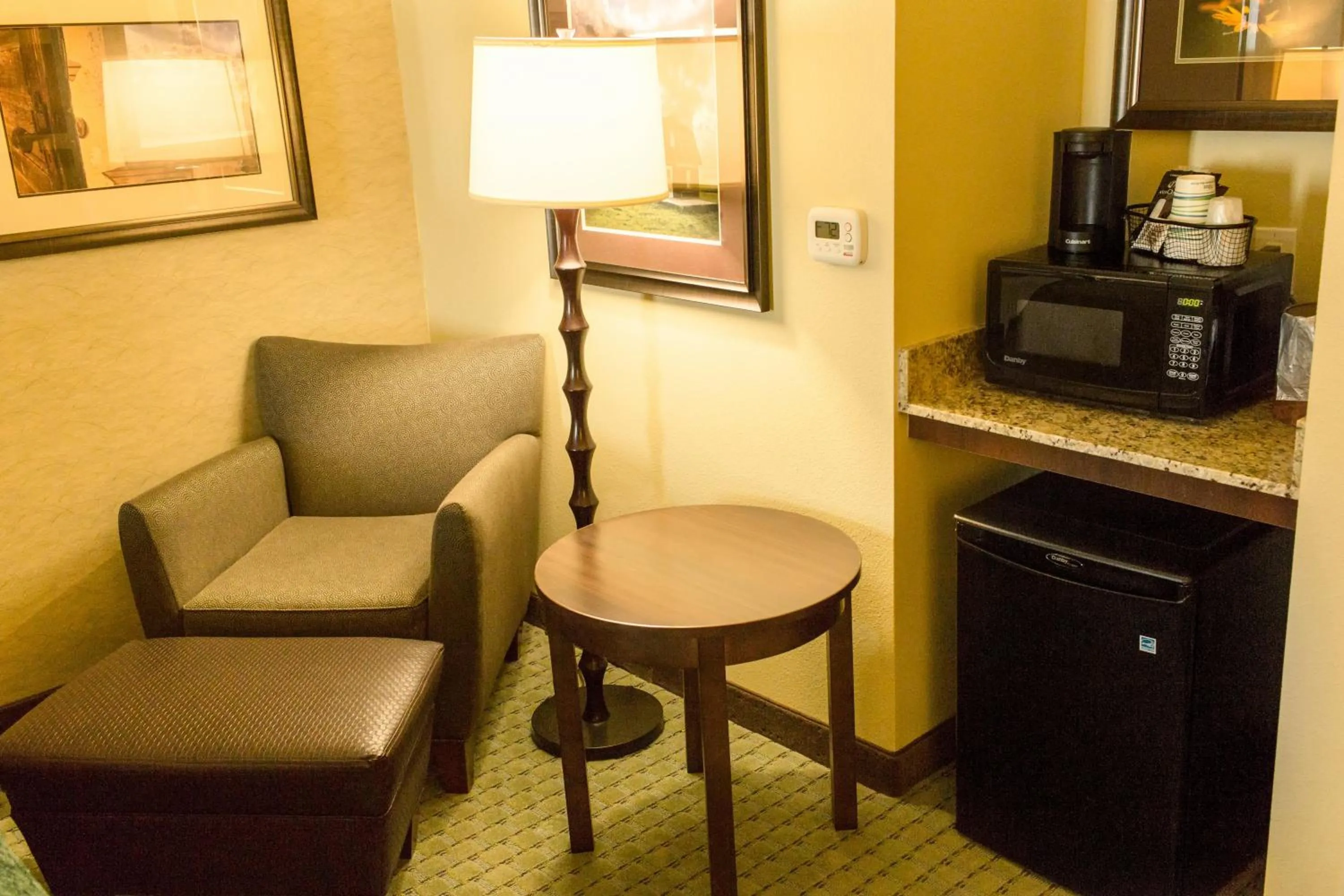 Seating area in Little Missouri Inn & Suites Watford City