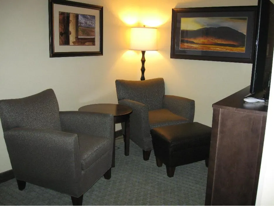 Seating area in Little Missouri Inn & Suites Watford City