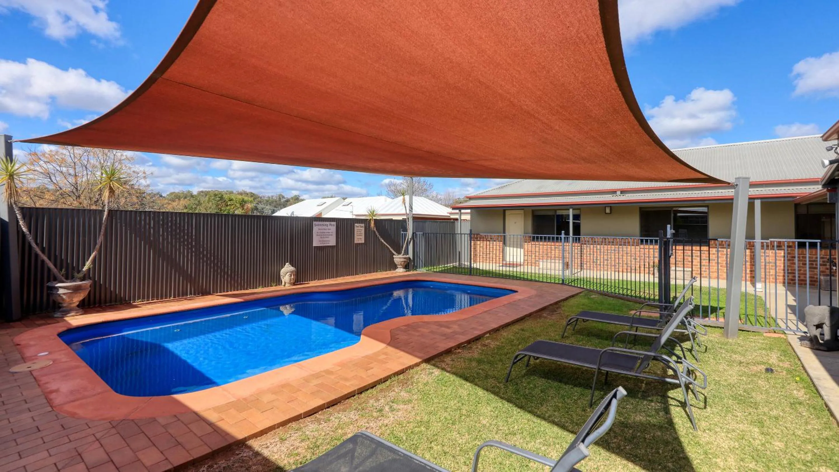 Swimming pool in The Saltbush Motor Inn