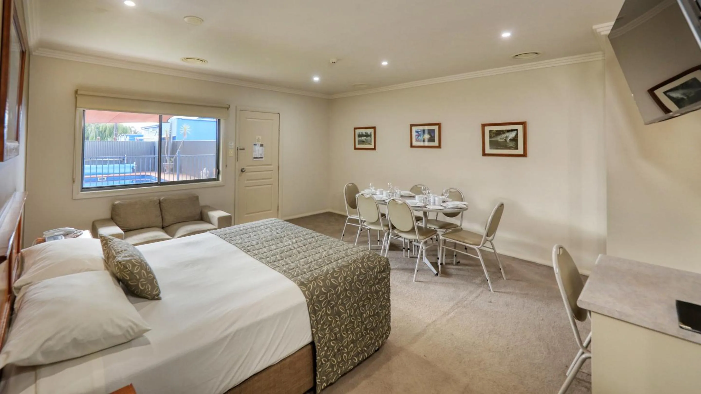 TV and multimedia, Bed in The Saltbush Motor Inn