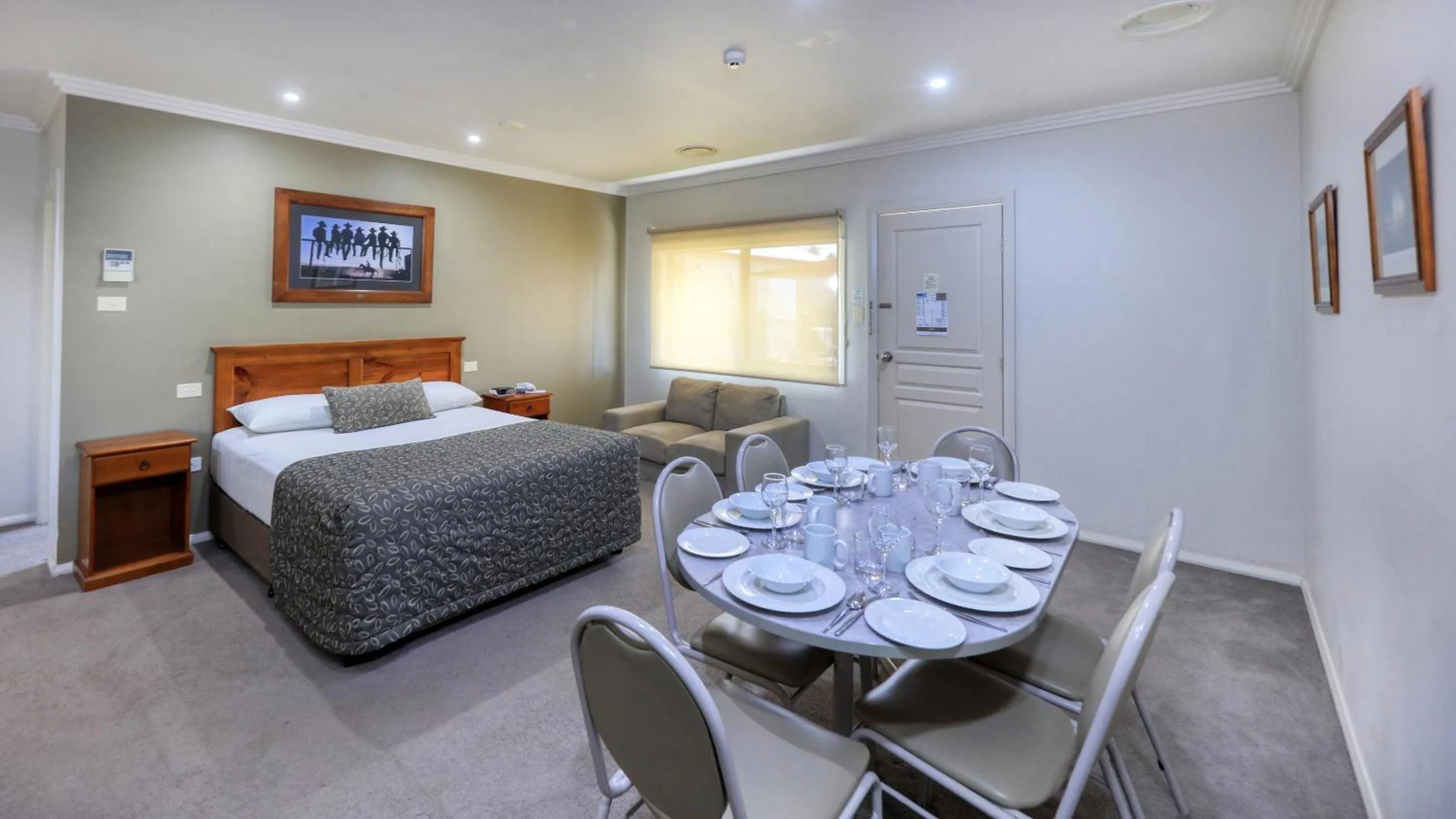 Bed in The Saltbush Motor Inn