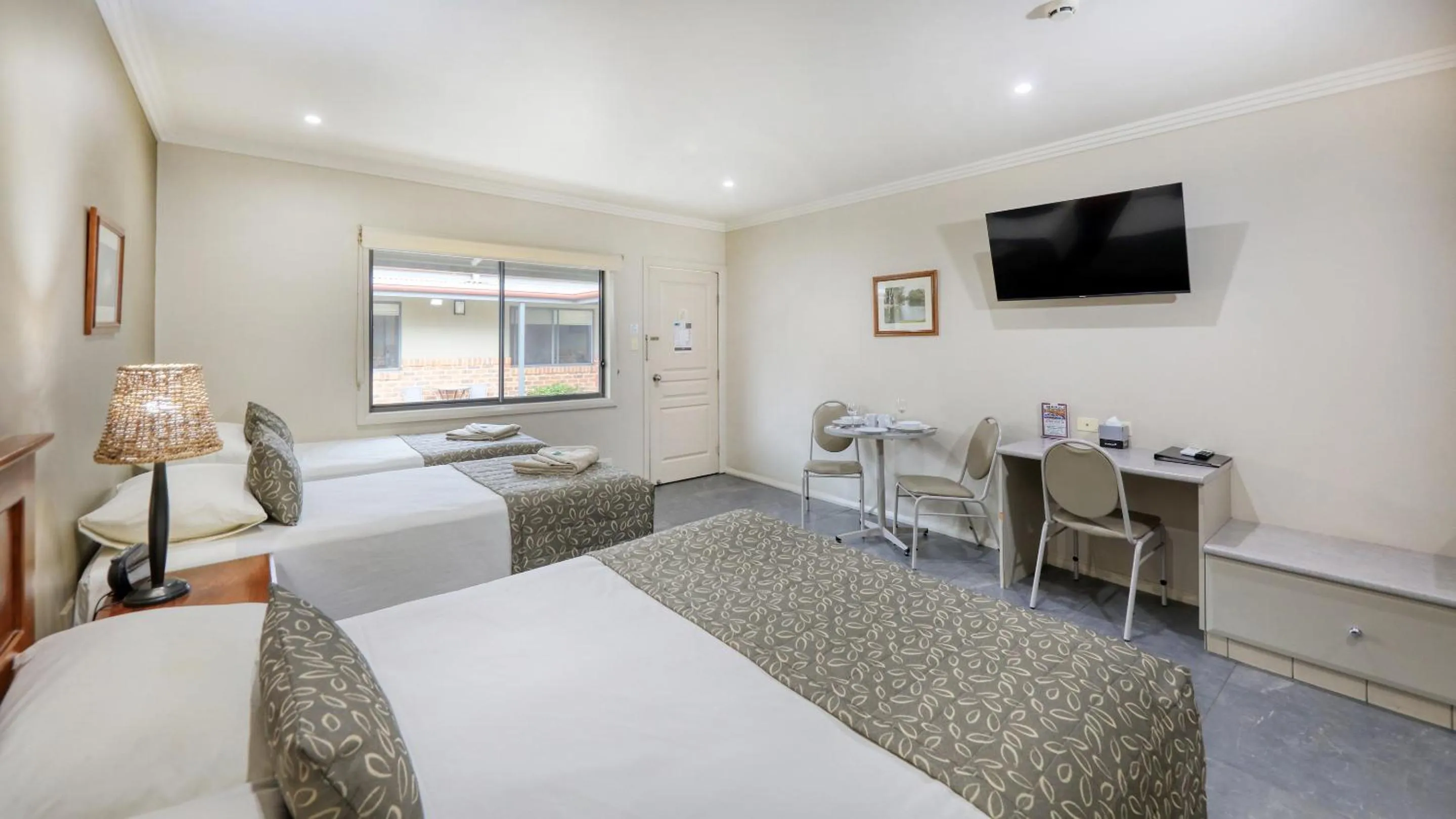 TV and multimedia, Bed in The Saltbush Motor Inn