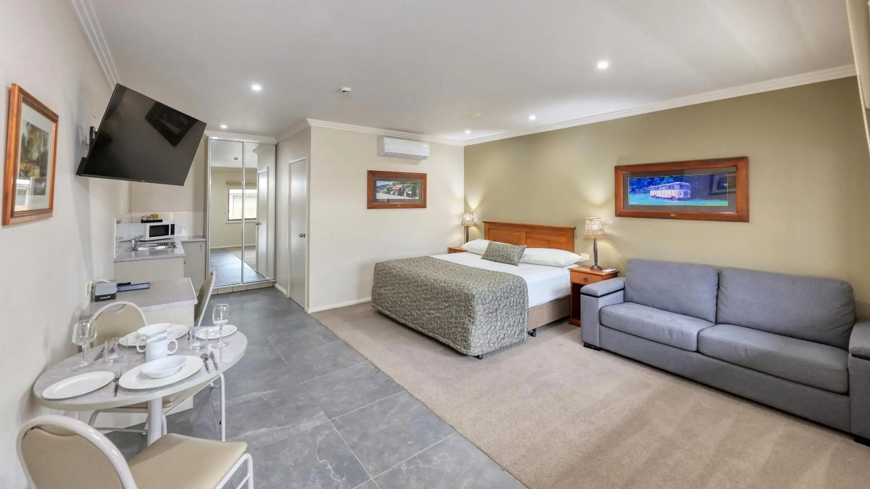 King Suite with Spa Bath in The Saltbush Motor Inn King Suite with Spa Bath in The Saltbush Motor Inn