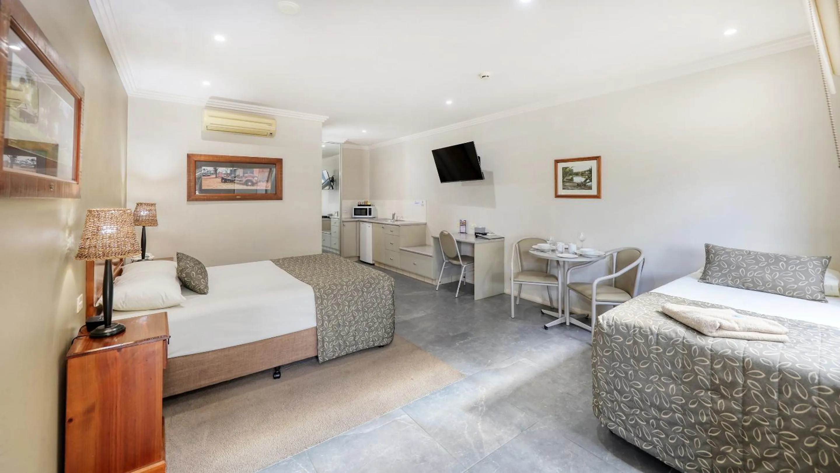 TV and multimedia, Bed in The Saltbush Motor Inn