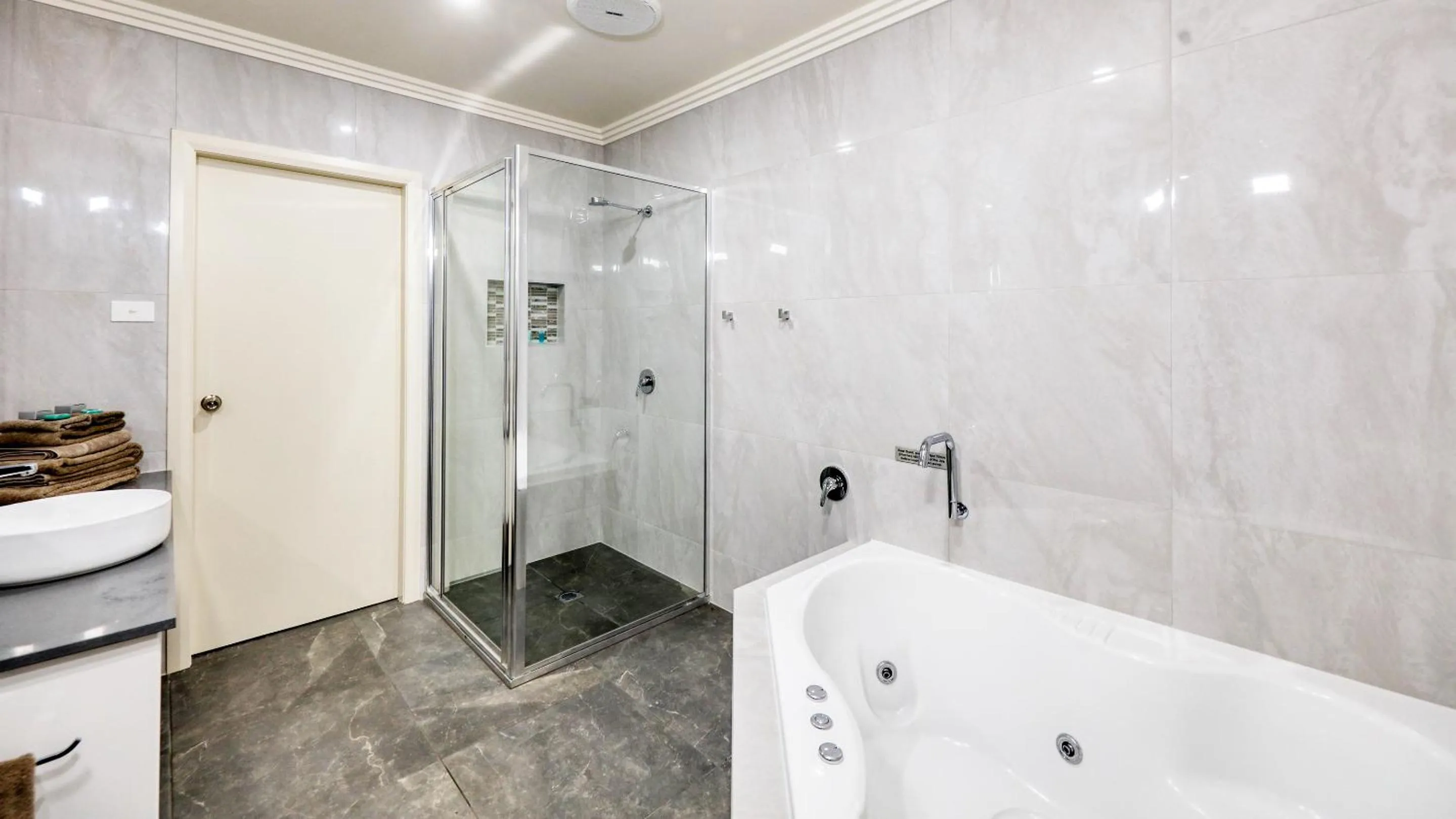 Shower in The Saltbush Motor Inn