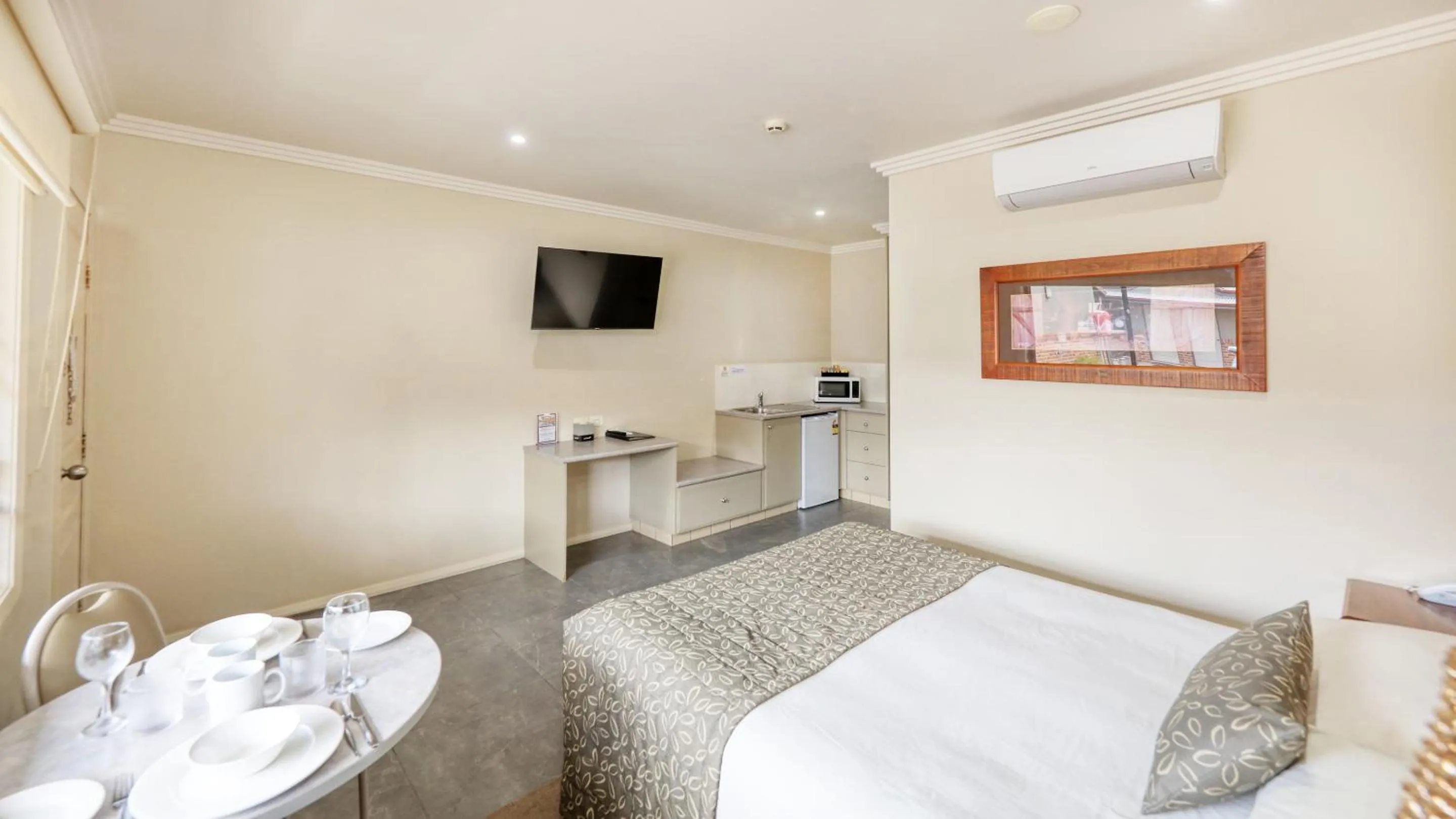 Photo of the whole room, Bed in The Saltbush Motor Inn