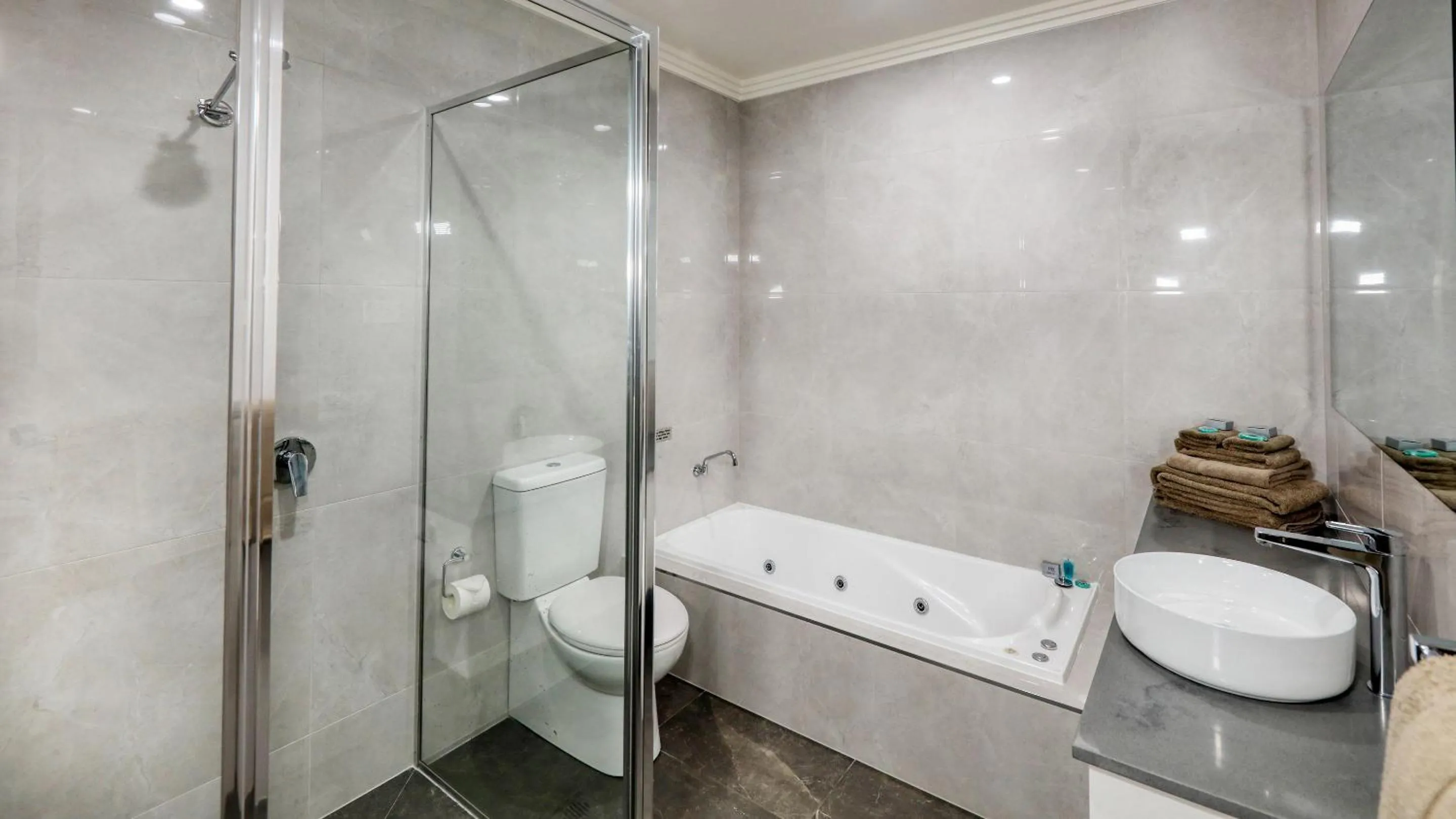 Shower in The Saltbush Motor Inn