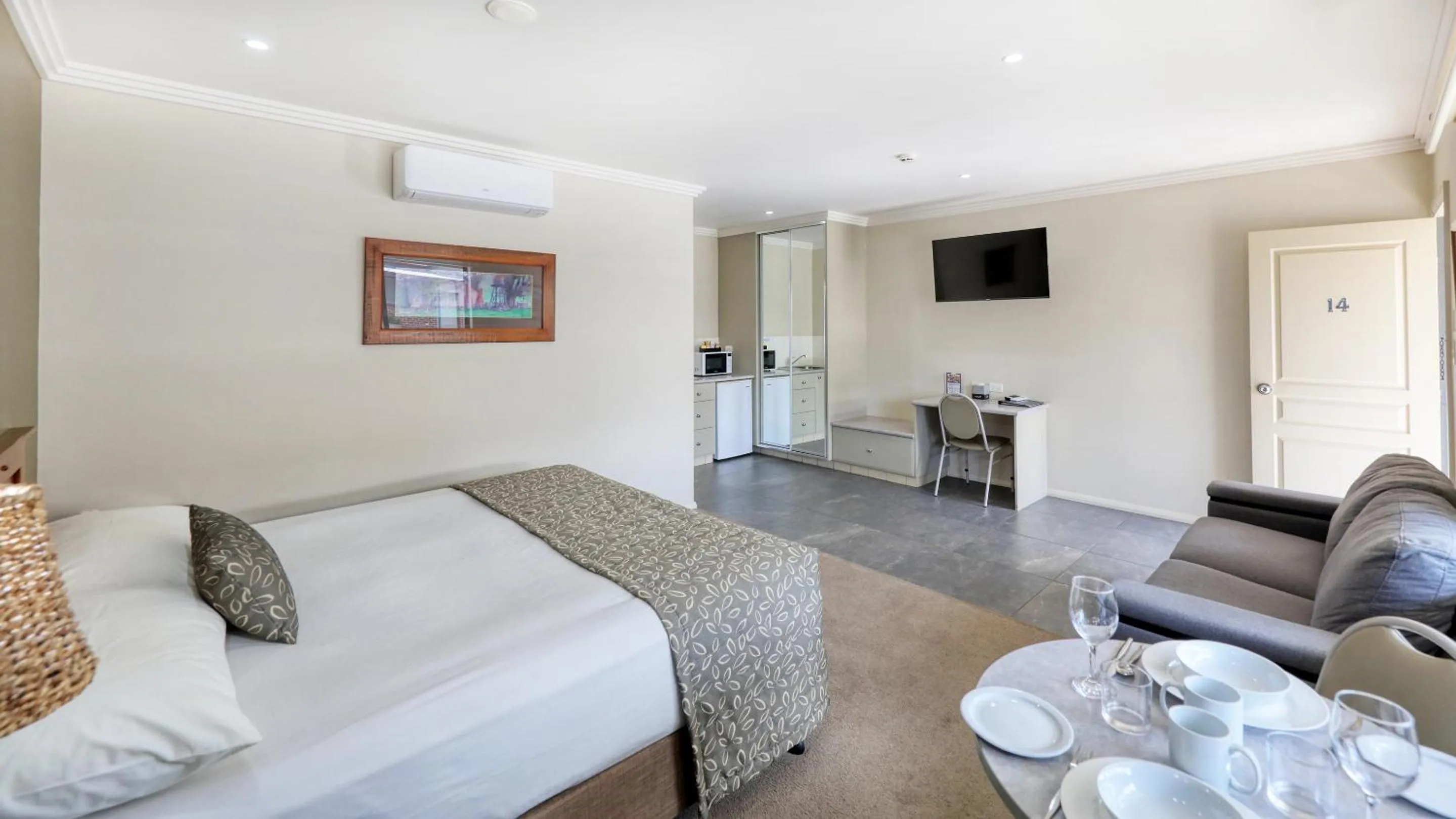 air conditioner, Bed in The Saltbush Motor Inn