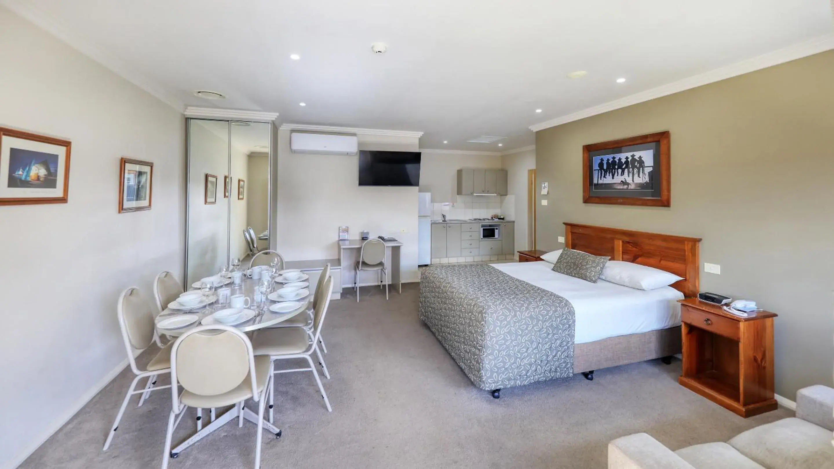 Two-Bedroom Family Suite in The Saltbush Motor Inn Two-Bedroom Family Suite in The Saltbush Motor Inn