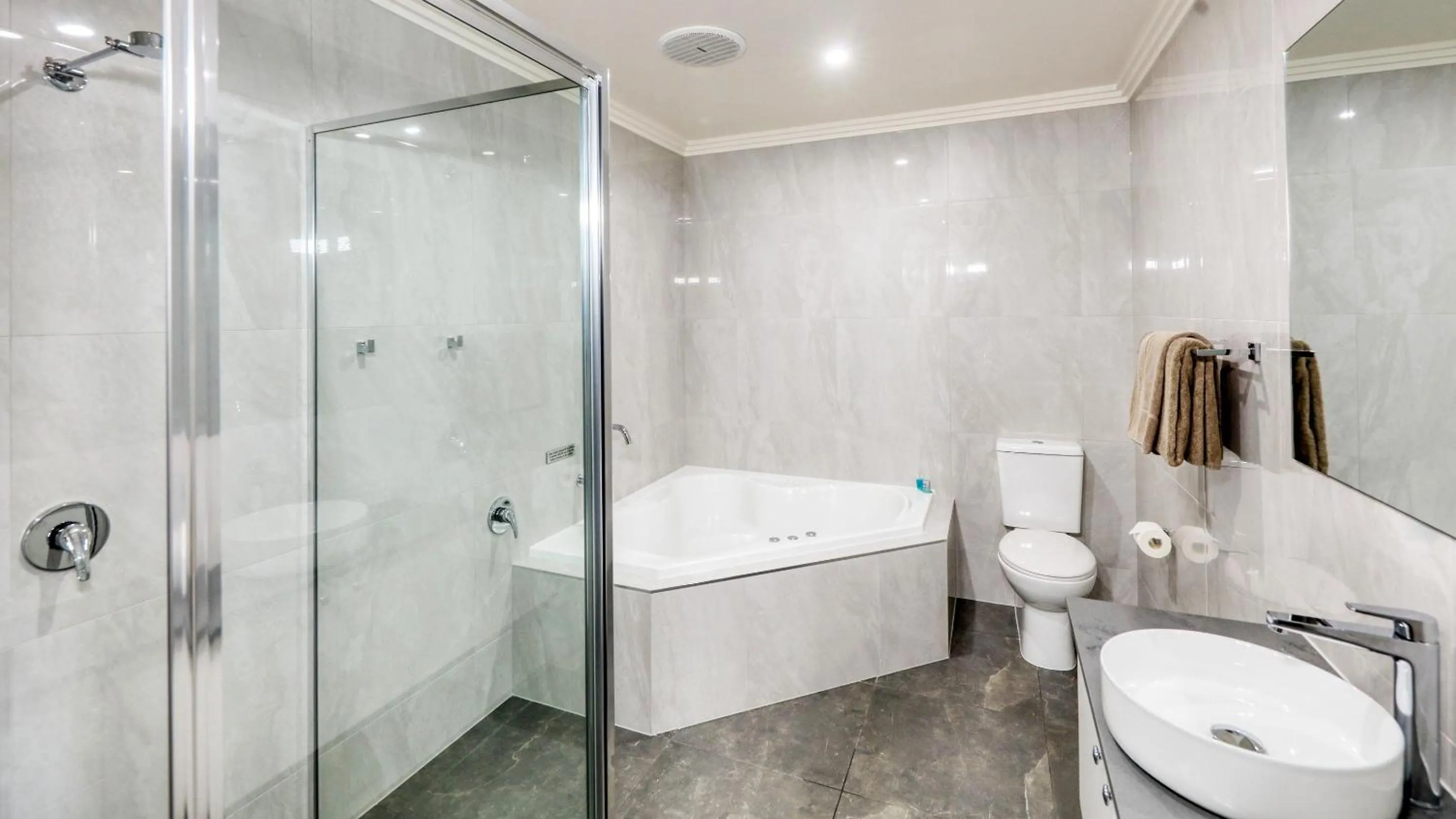 Toilet in The Saltbush Motor Inn