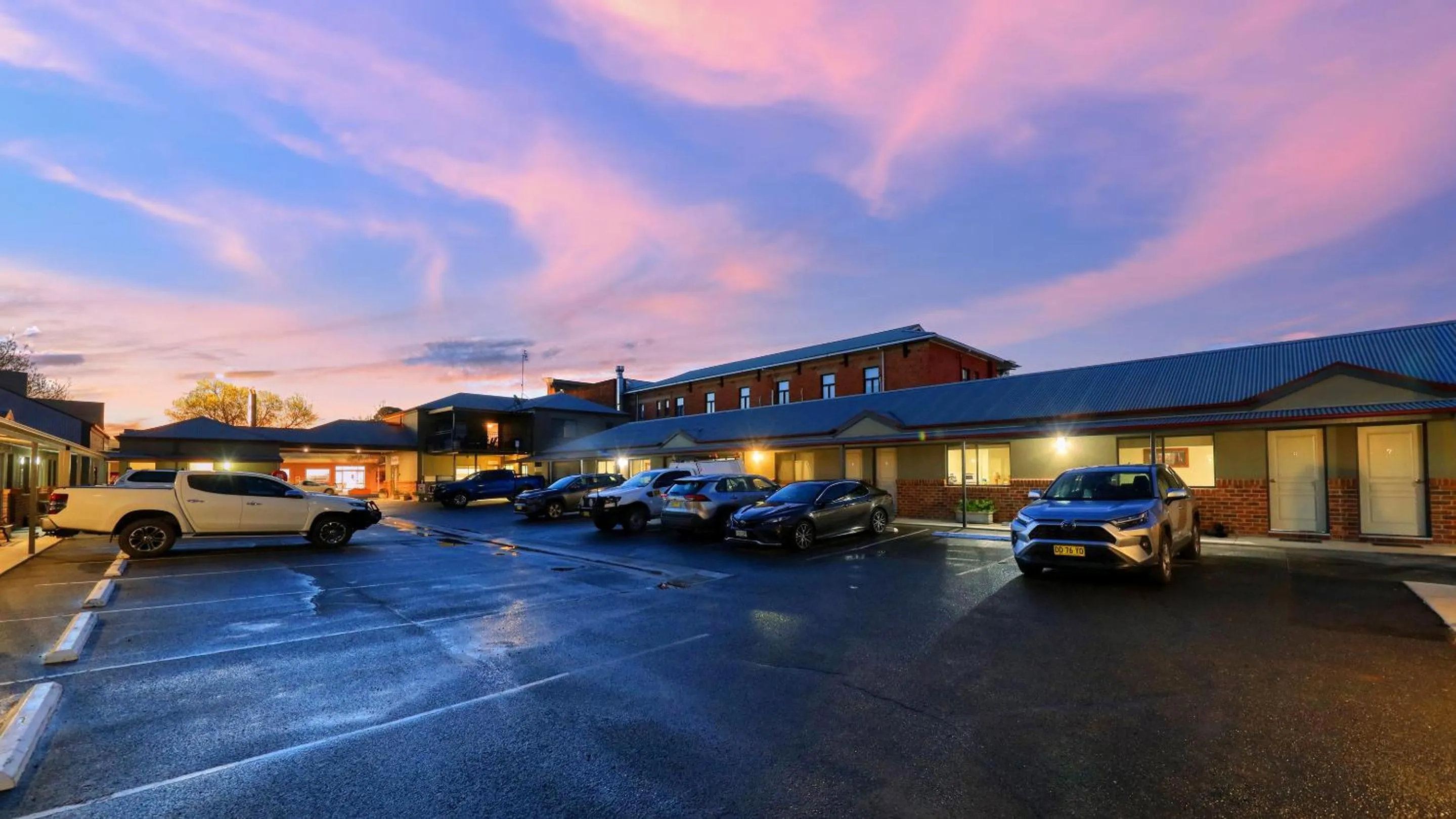 Parking in The Saltbush Motor Inn