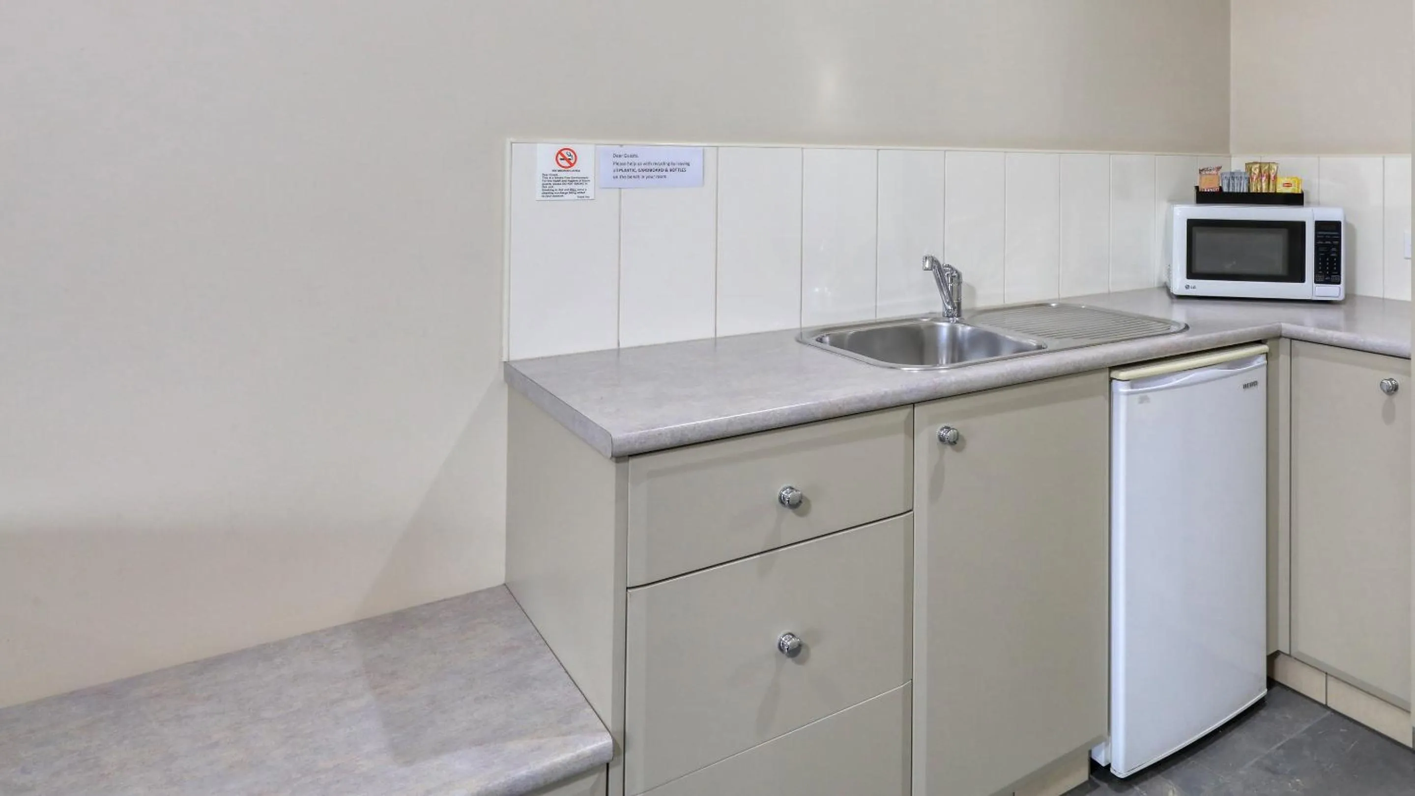 Kitchen or kitchenette in The Saltbush Motor Inn