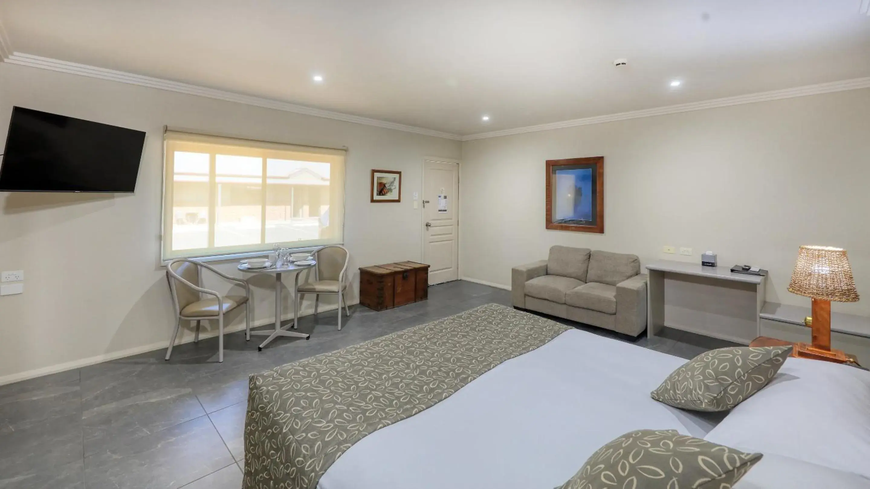 Deluxe Suite with Spa Bath in The Saltbush Motor Inn Deluxe Suite with Spa Bath in The Saltbush Motor Inn