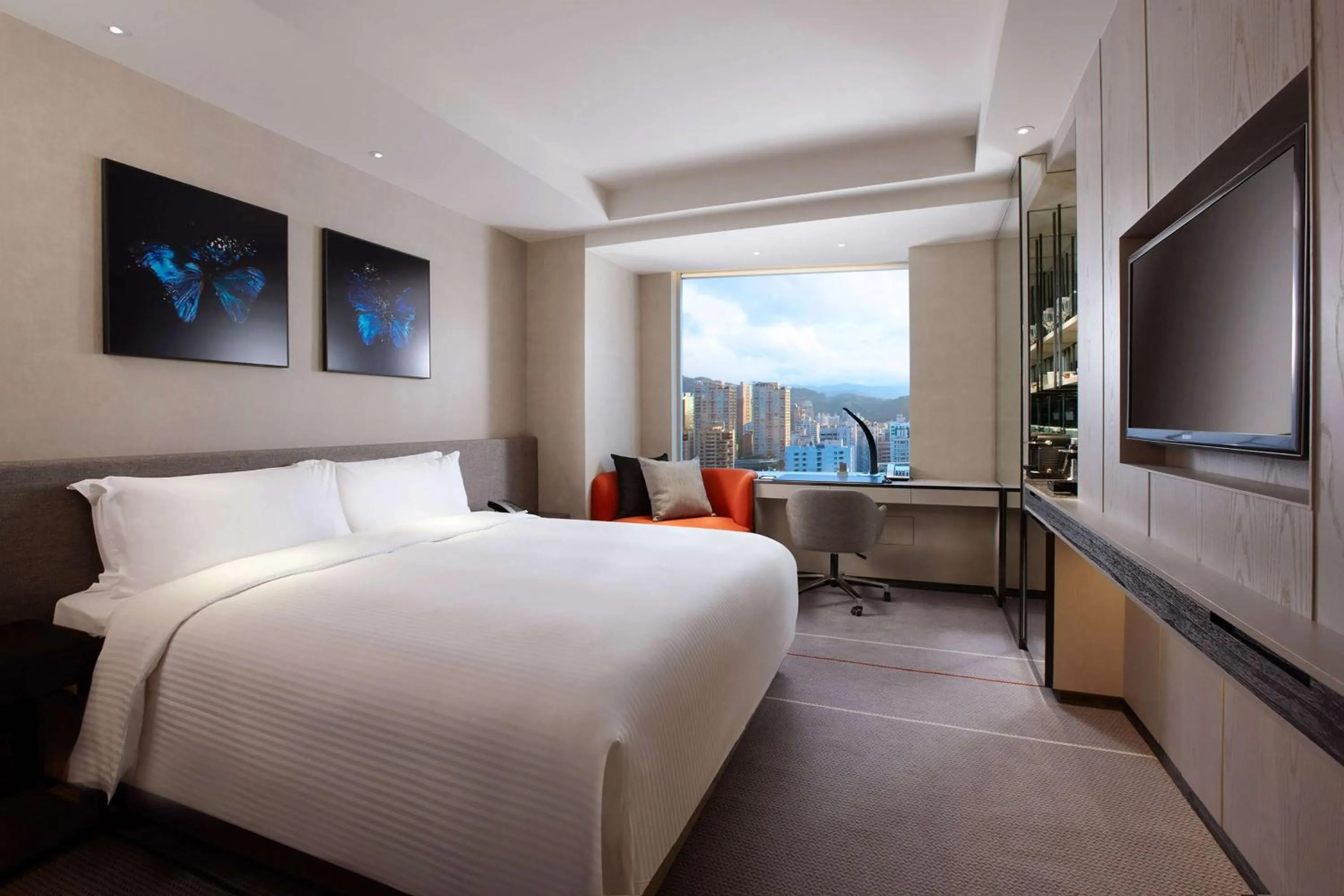 Deluxe King Room - High Floor in Humble House Taipei, Curio Collection by Hilton