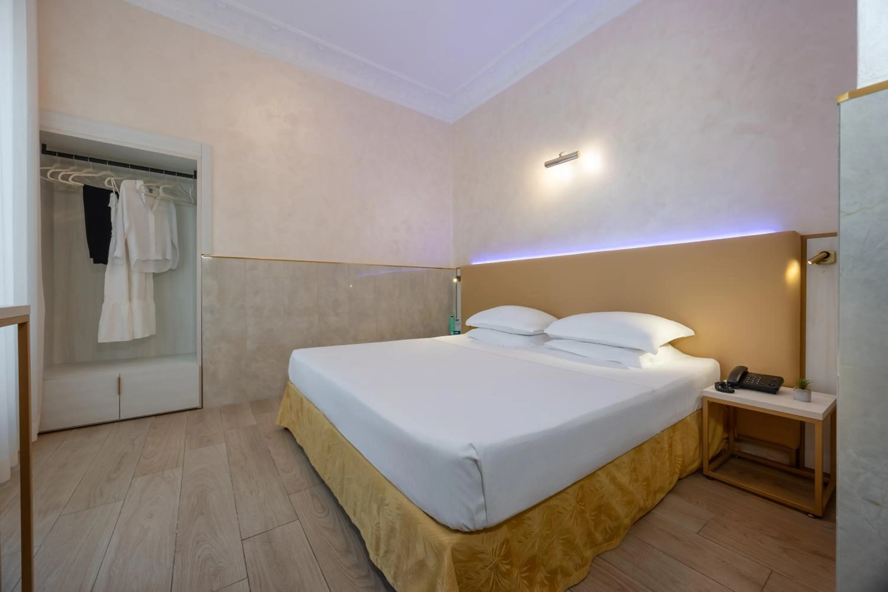 Photo of the whole room, Bed in Hotel Palladium Palace