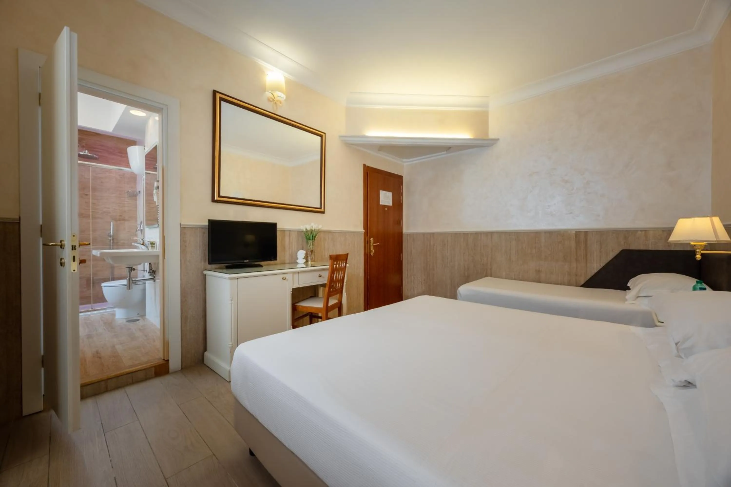 Photo of the whole room, Bed in Hotel Palladium Palace