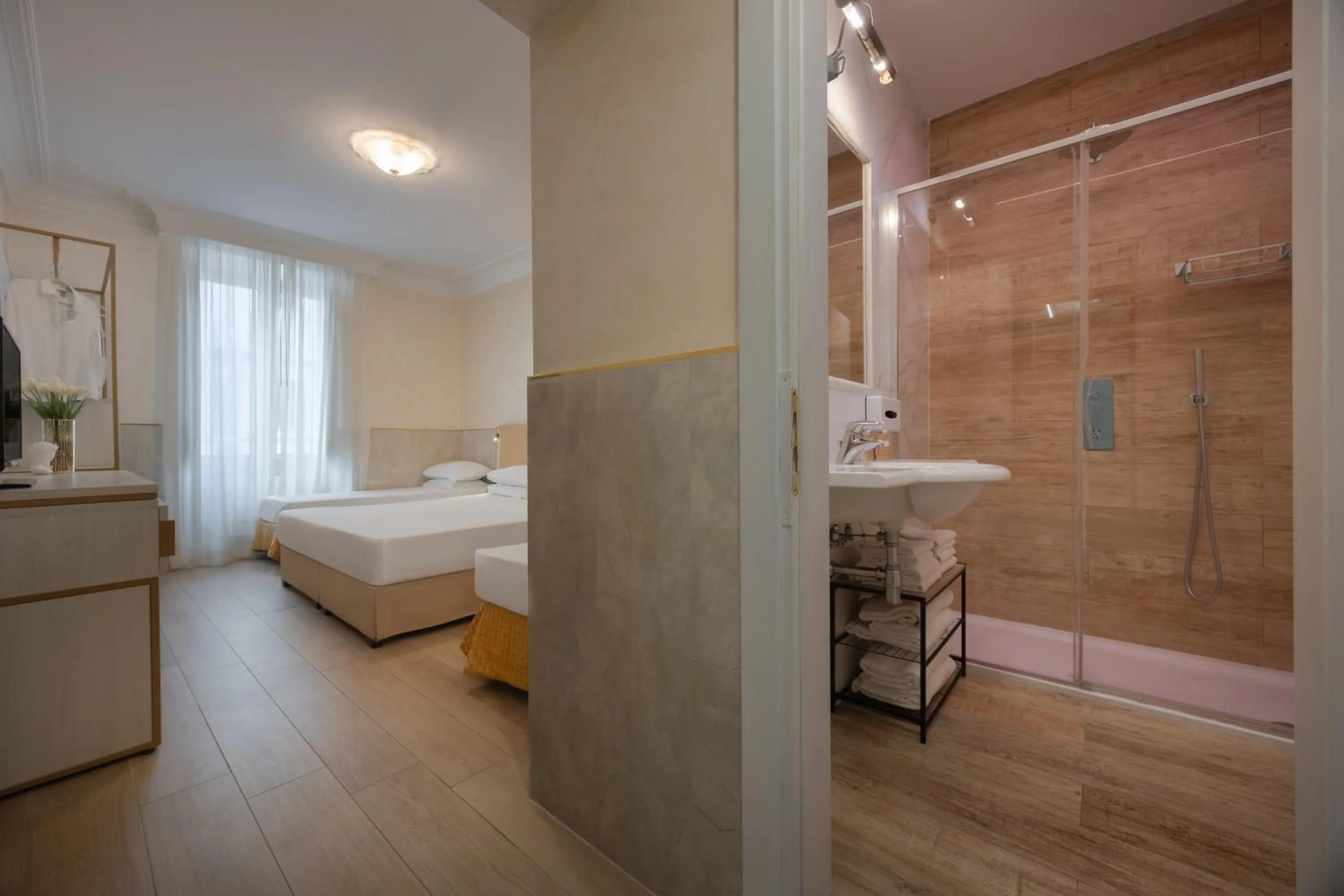 Bathroom, Bed in Hotel Palladium Palace