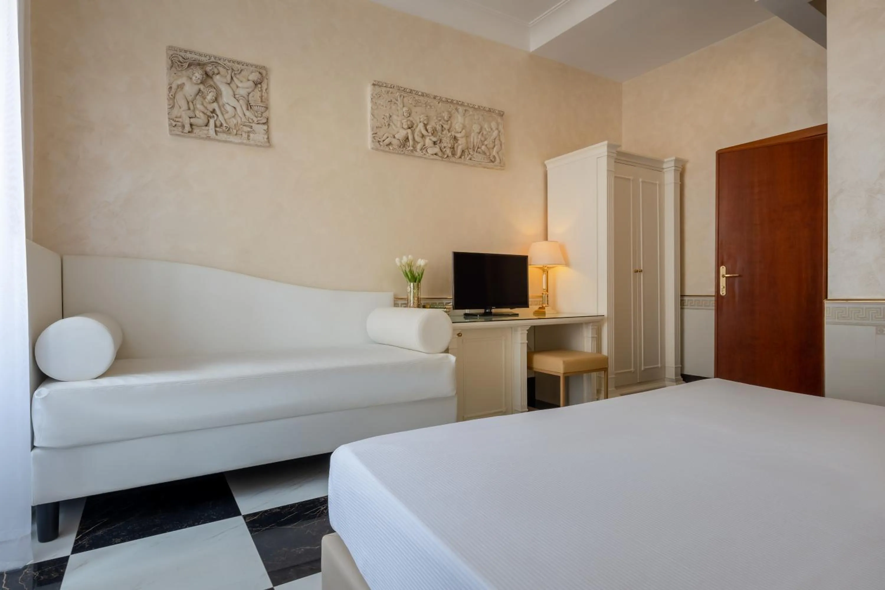 Photo of the whole room, Bed in Hotel Palladium Palace