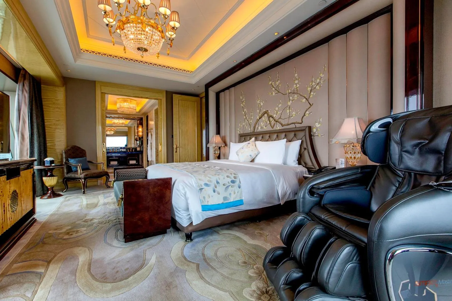 Photo of the whole room, Bed in Wanda Reign Wuhan
