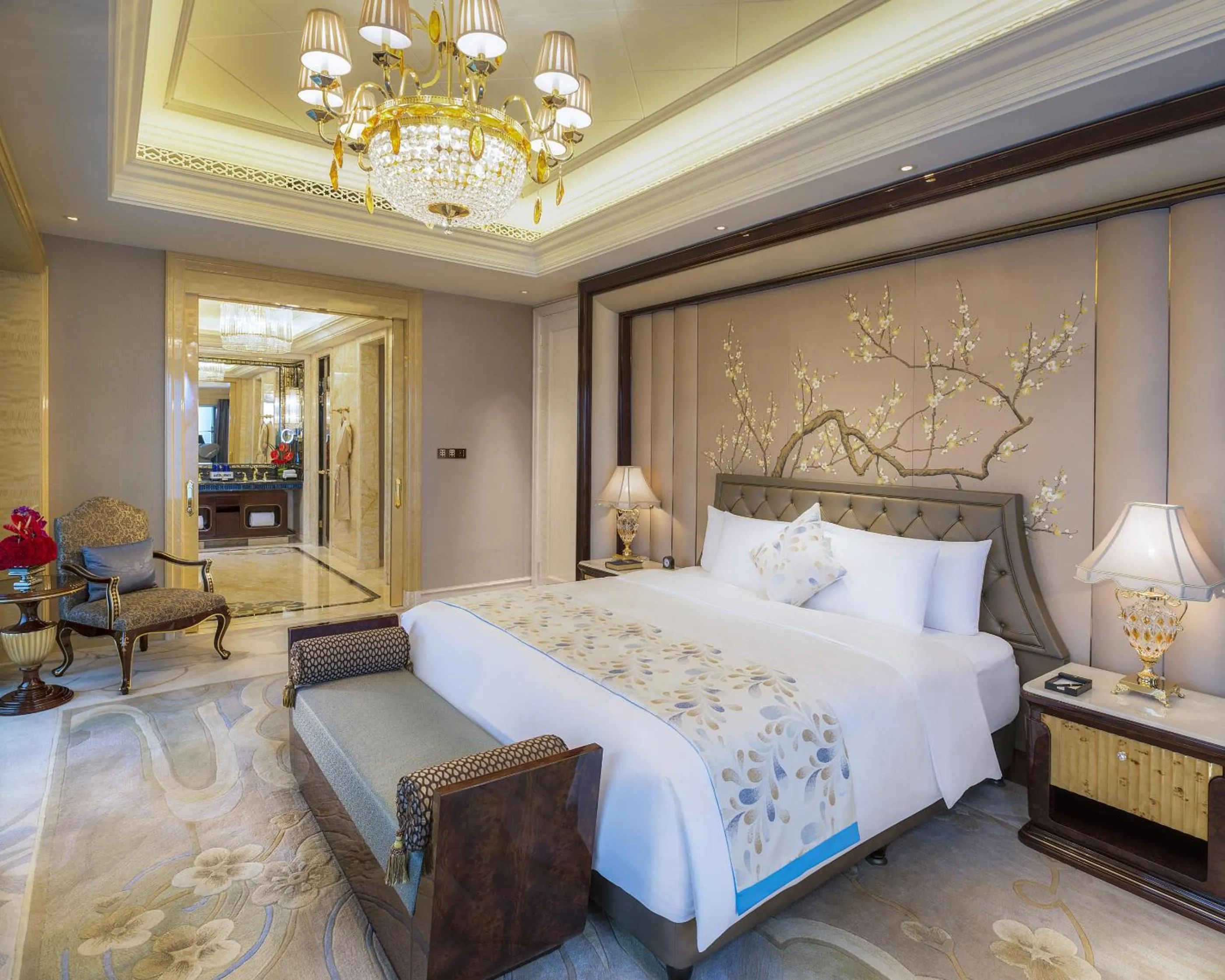 Bedroom, Bed in Wanda Reign Wuhan